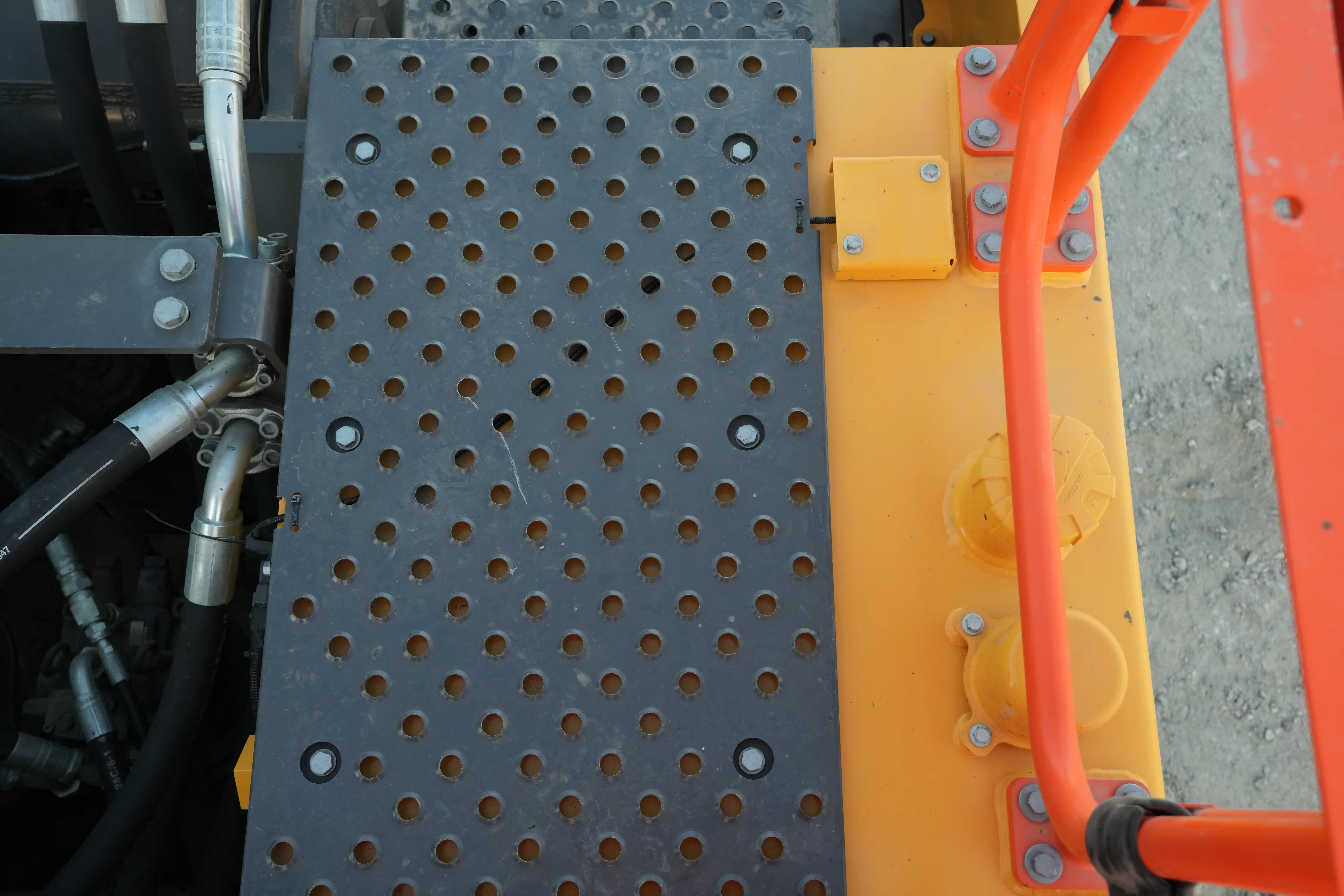 LEX-001-Volvo-EC550EL-large-excavator-inspection-engine-fuel-tank-2