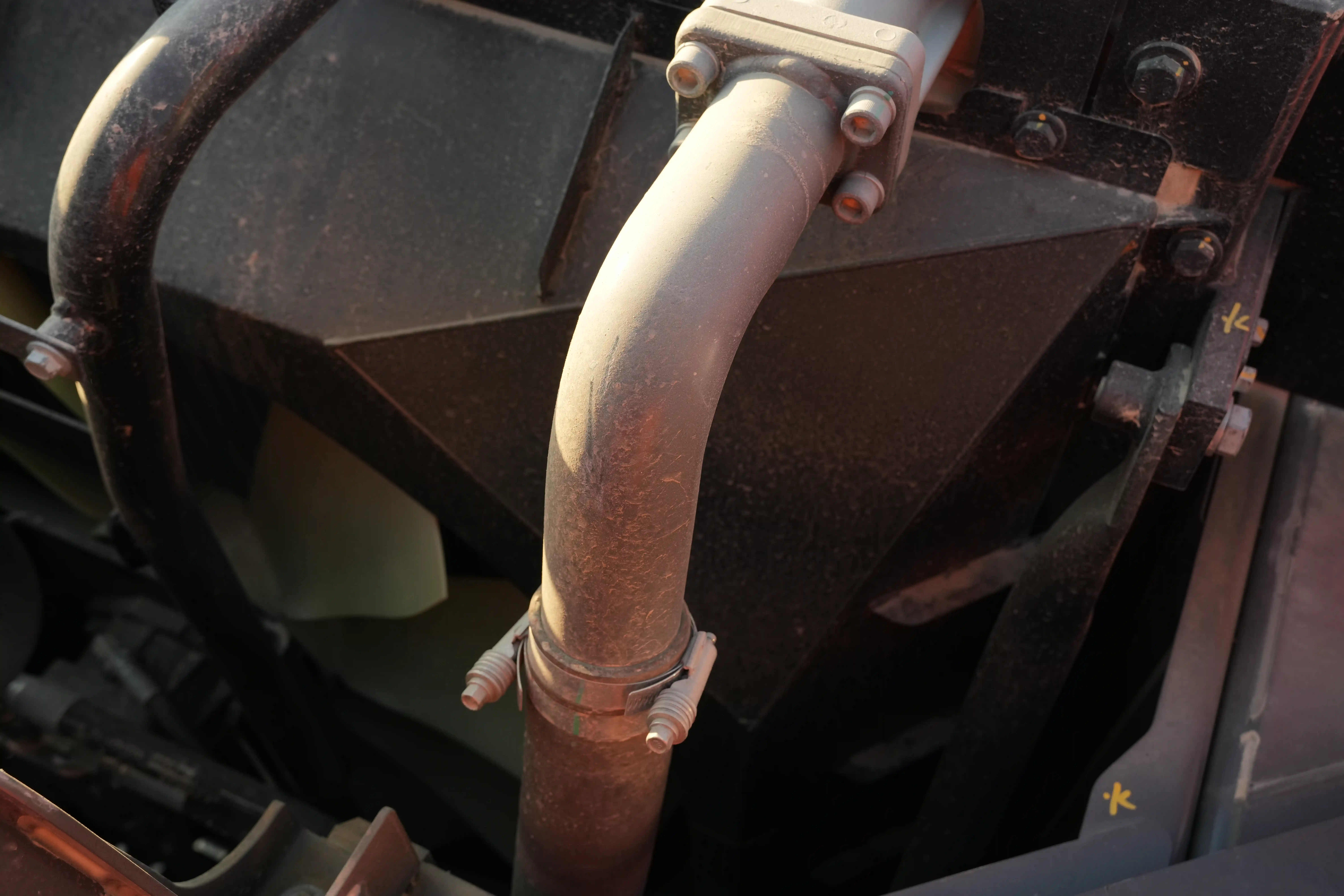 LEX-001-Volvo-EC550EL-large-excavator-inspection-engine-hoses-1