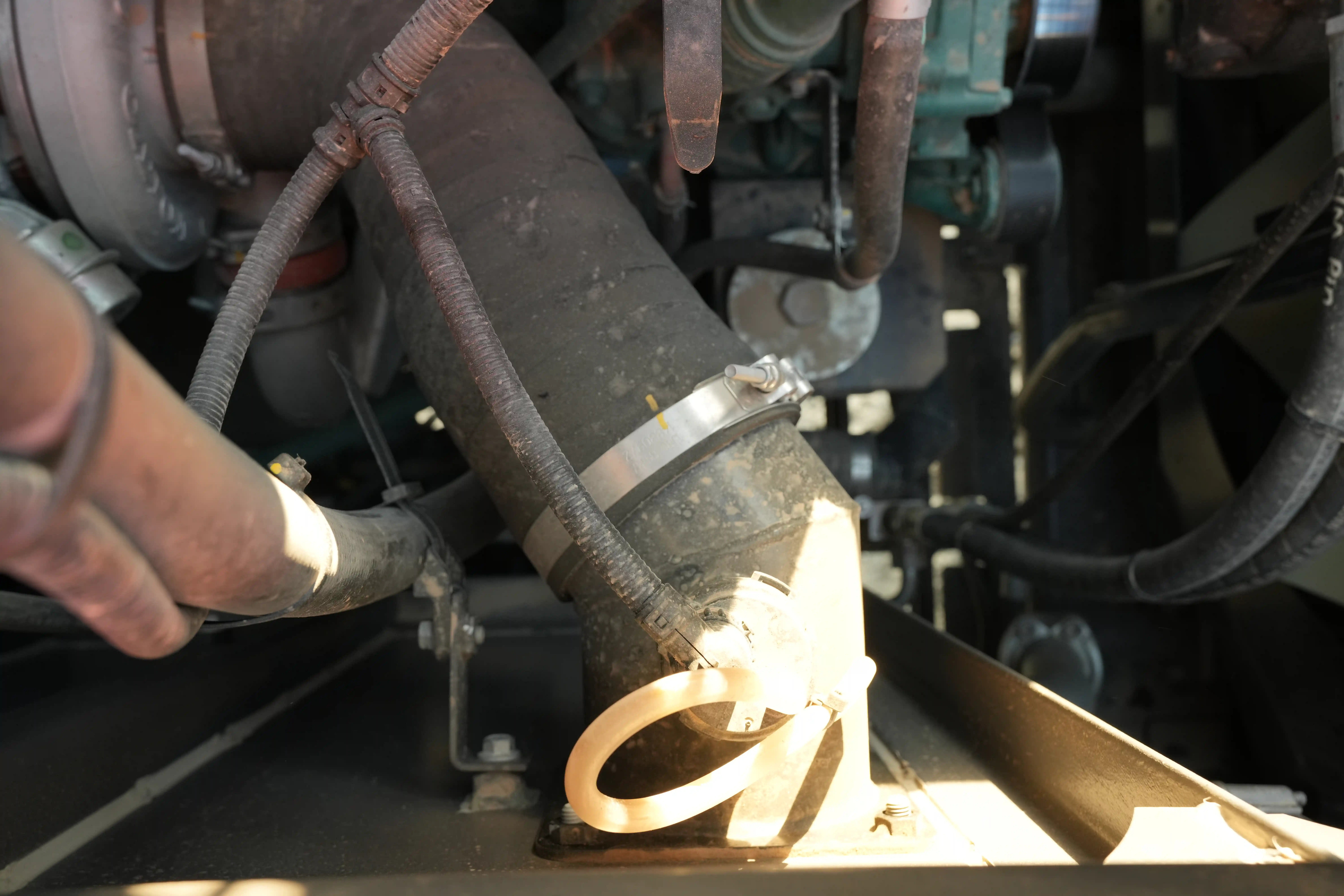 LEX-001-Volvo-EC550EL-large-excavator-inspection-engine-hoses-2