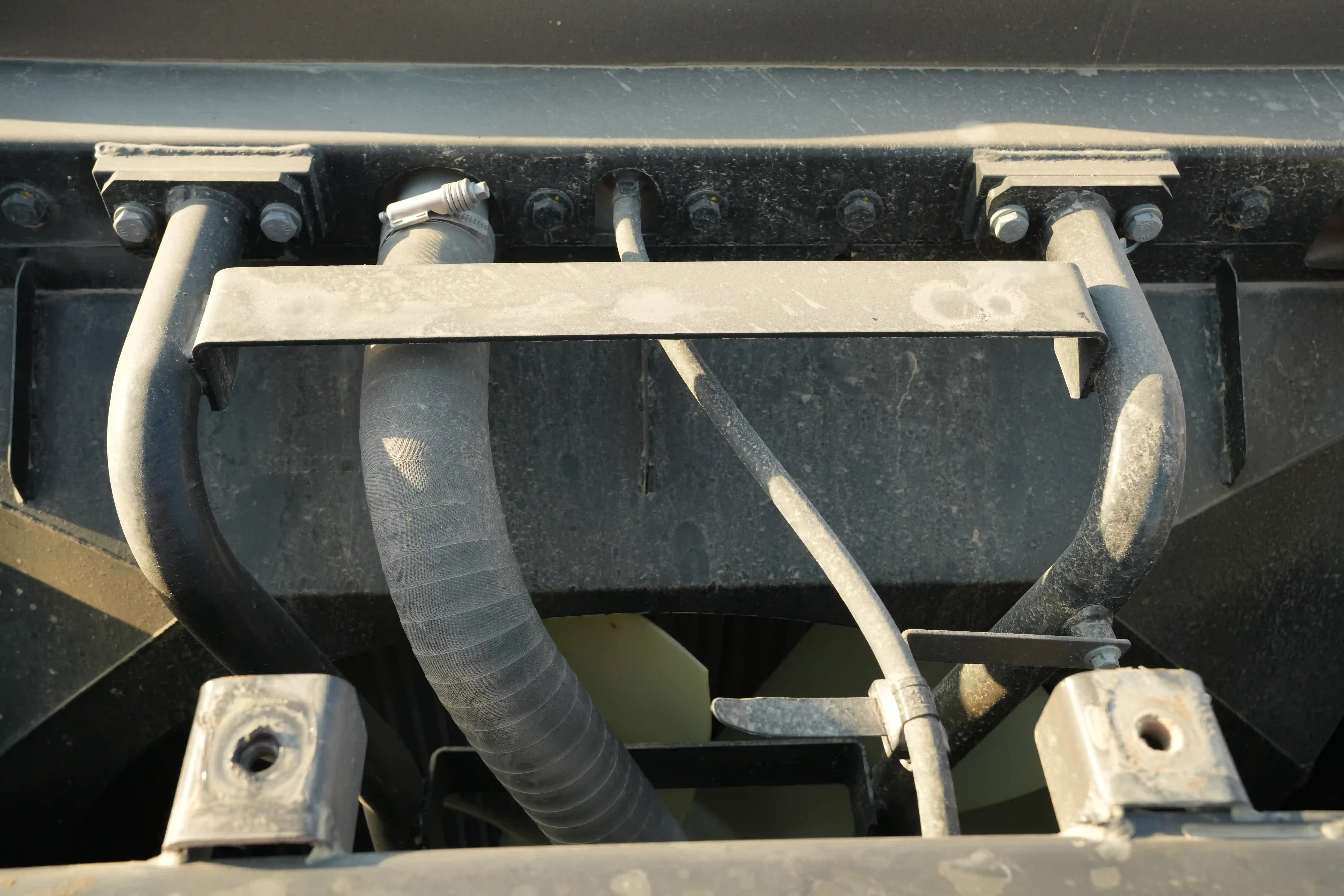 LEX-001-Volvo-EC550EL-large-excavator-inspection-engine-hoses-3