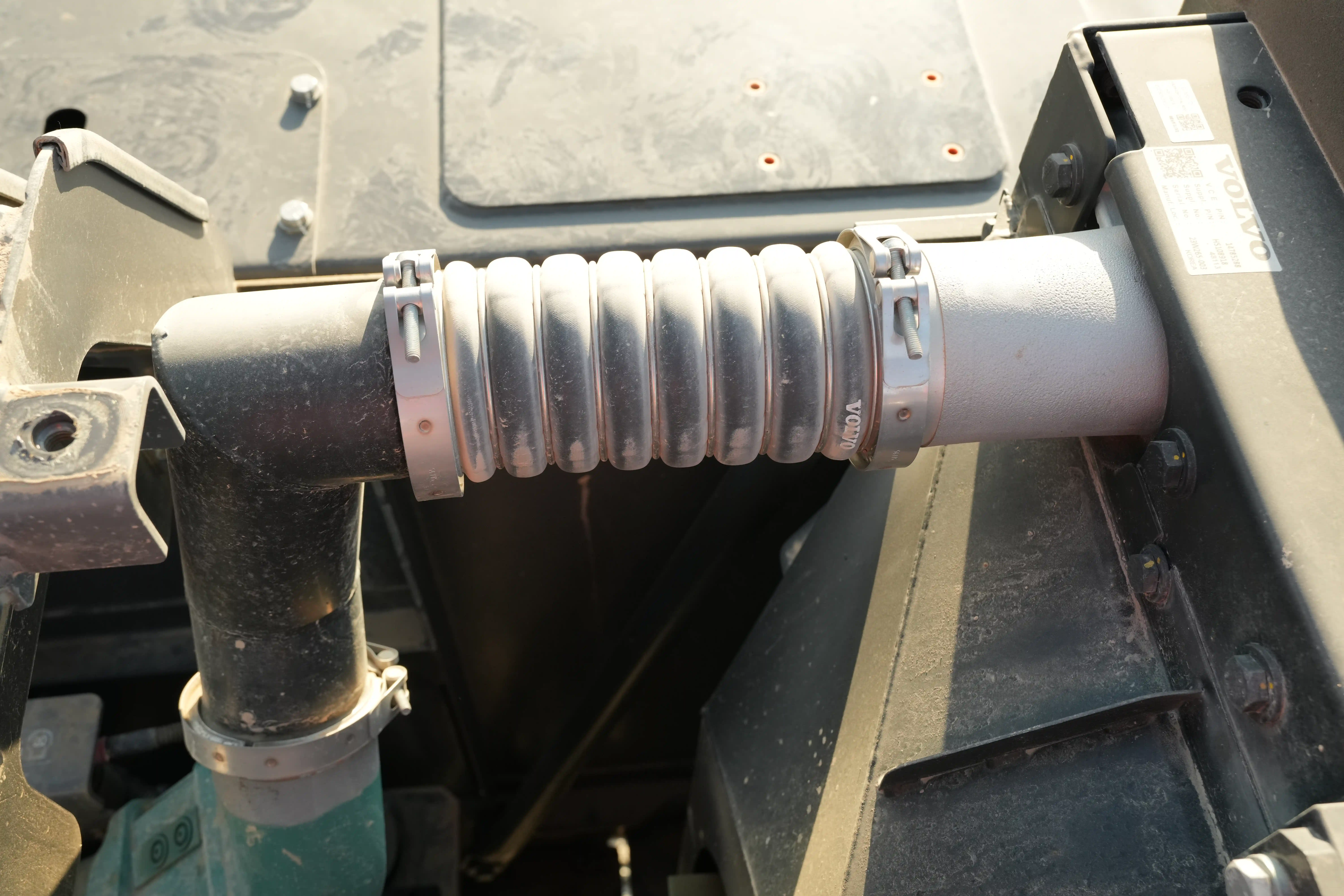 LEX-001-Volvo-EC550EL-large-excavator-inspection-engine-hoses-4