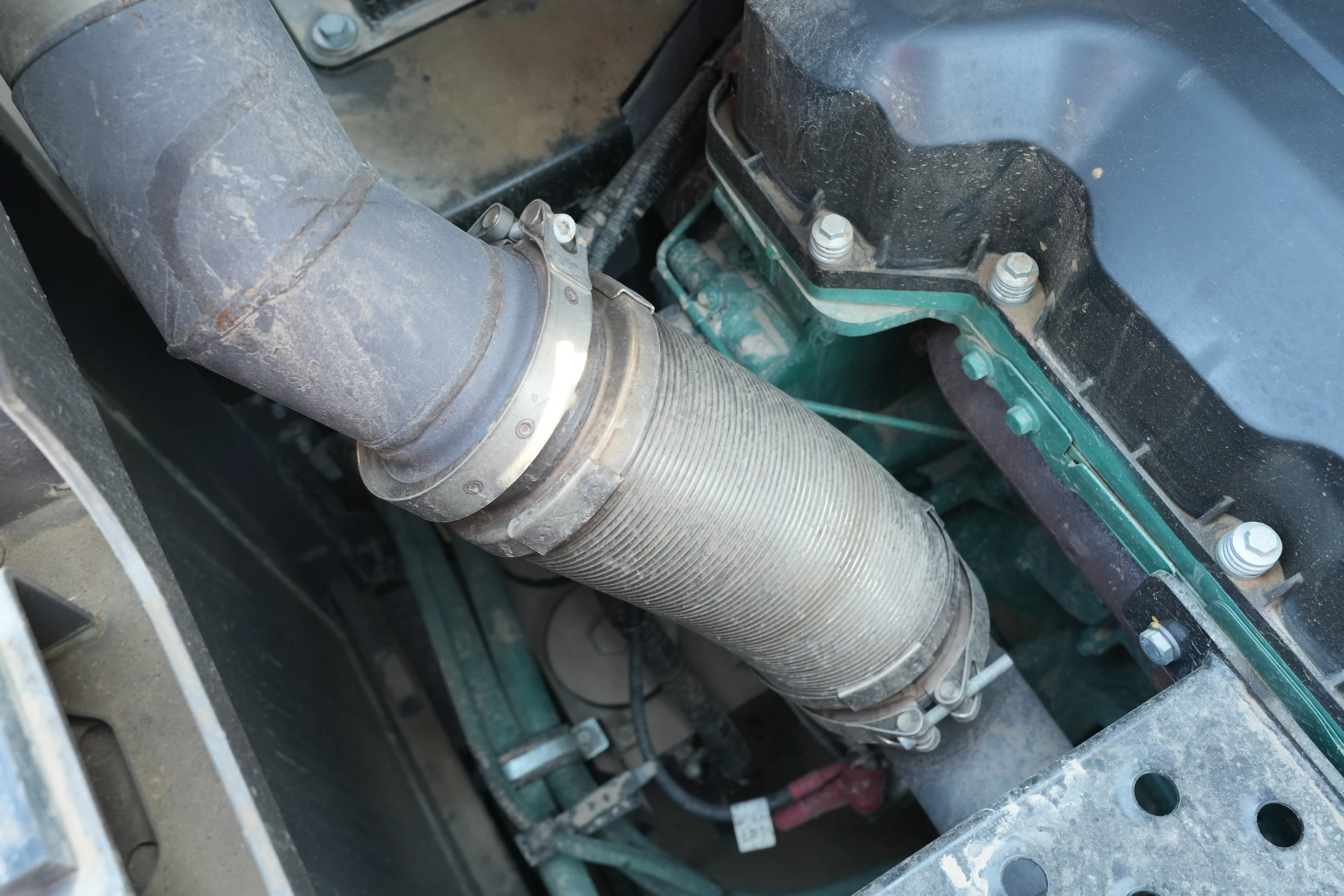 LEX-001-Volvo-EC550EL-large-excavator-inspection-engine-exhaust-system-3