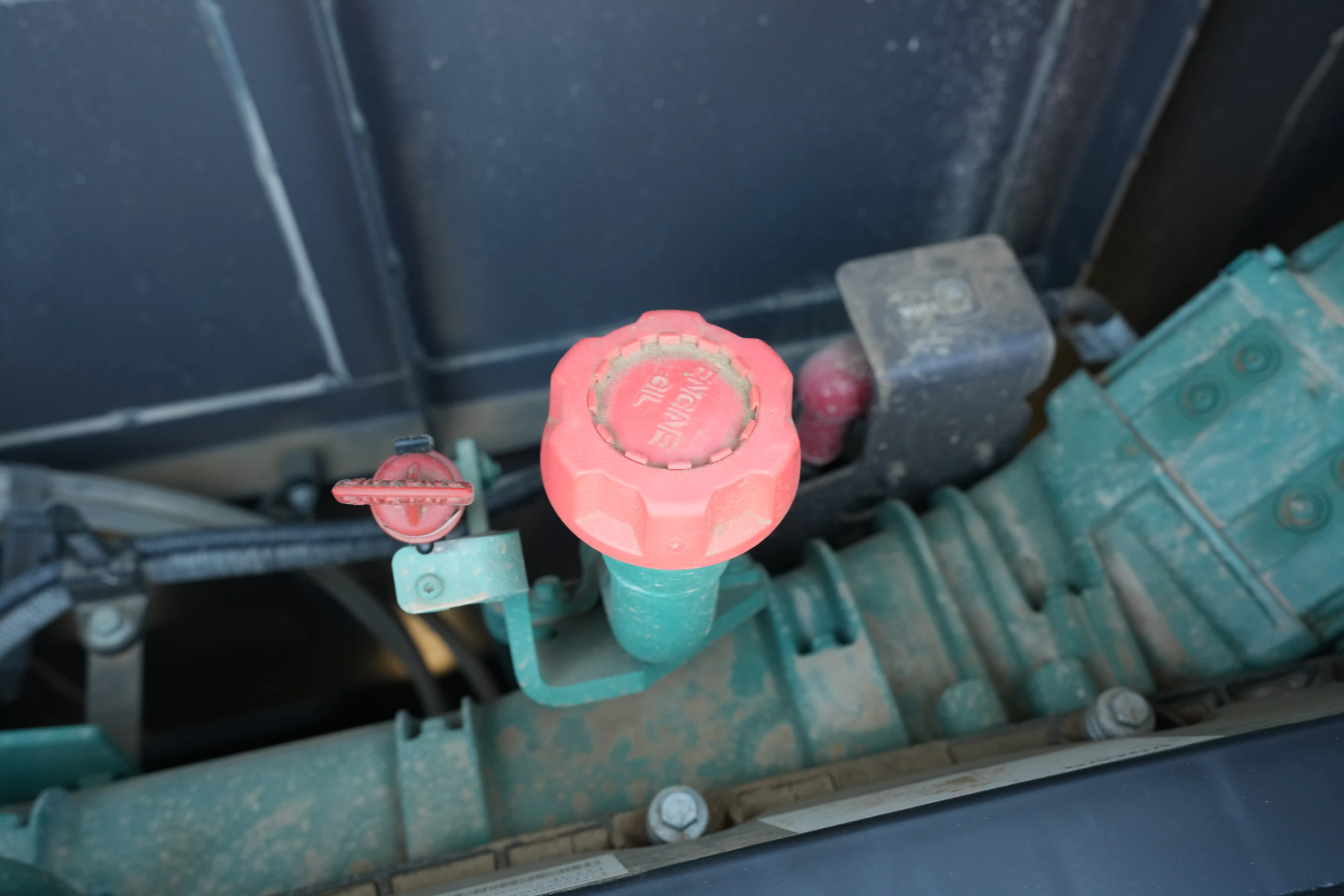 LEX-001-Volvo-EC550EL-large-excavator-inspection-engine-engine-oil-leaks-1
