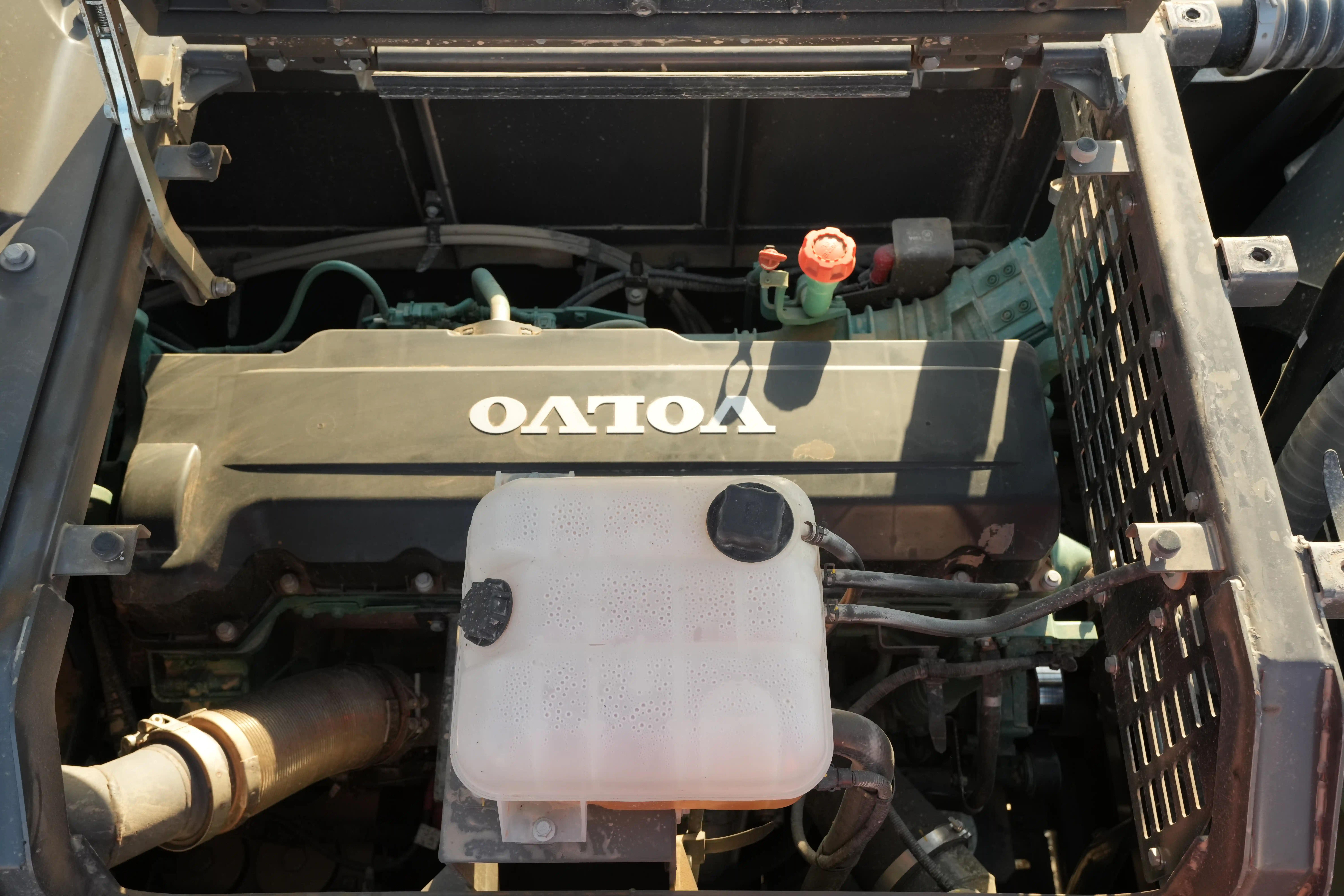 undefinedLEX-001-Volvo-EC550EL-large-excavator-inspection-engine-engine-oil-leaks-3