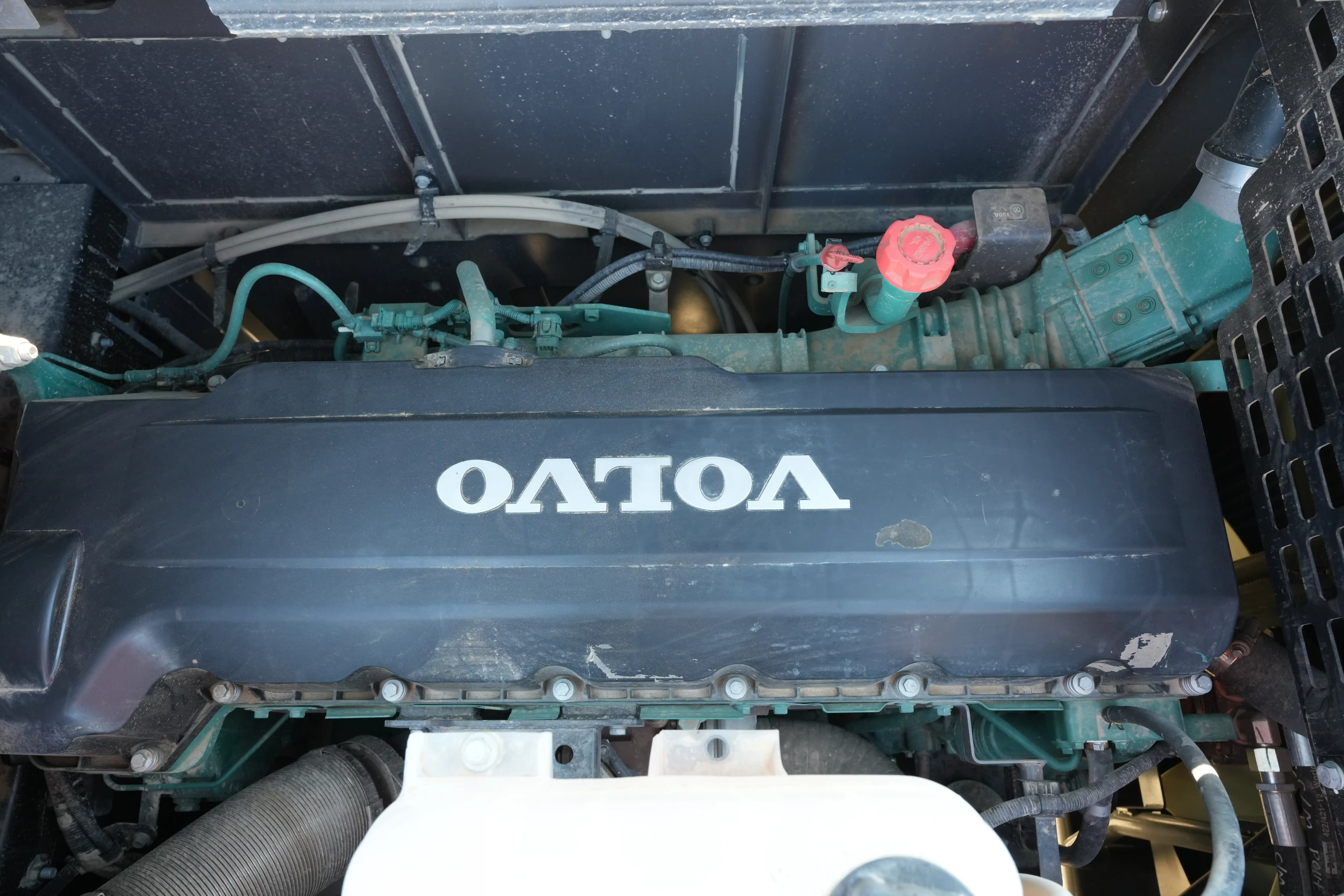 LEX-001-Volvo-EC550EL-large-excavator-inspection-engine-engine-oil-leaks-4