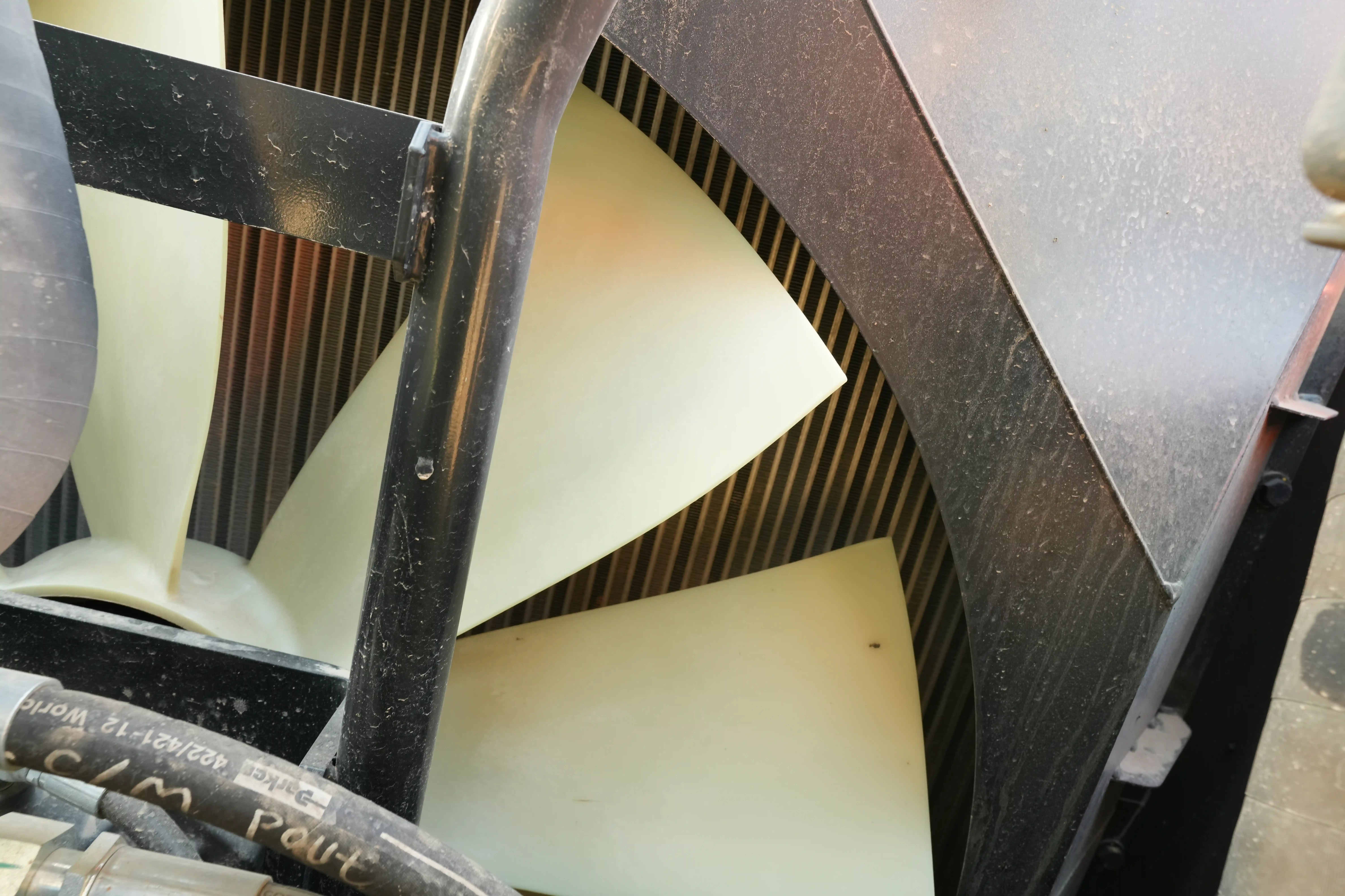 LEX-001-Volvo-EC550EL-large-excavator-inspection-engine-cooling-fan-and-fan-guard-3