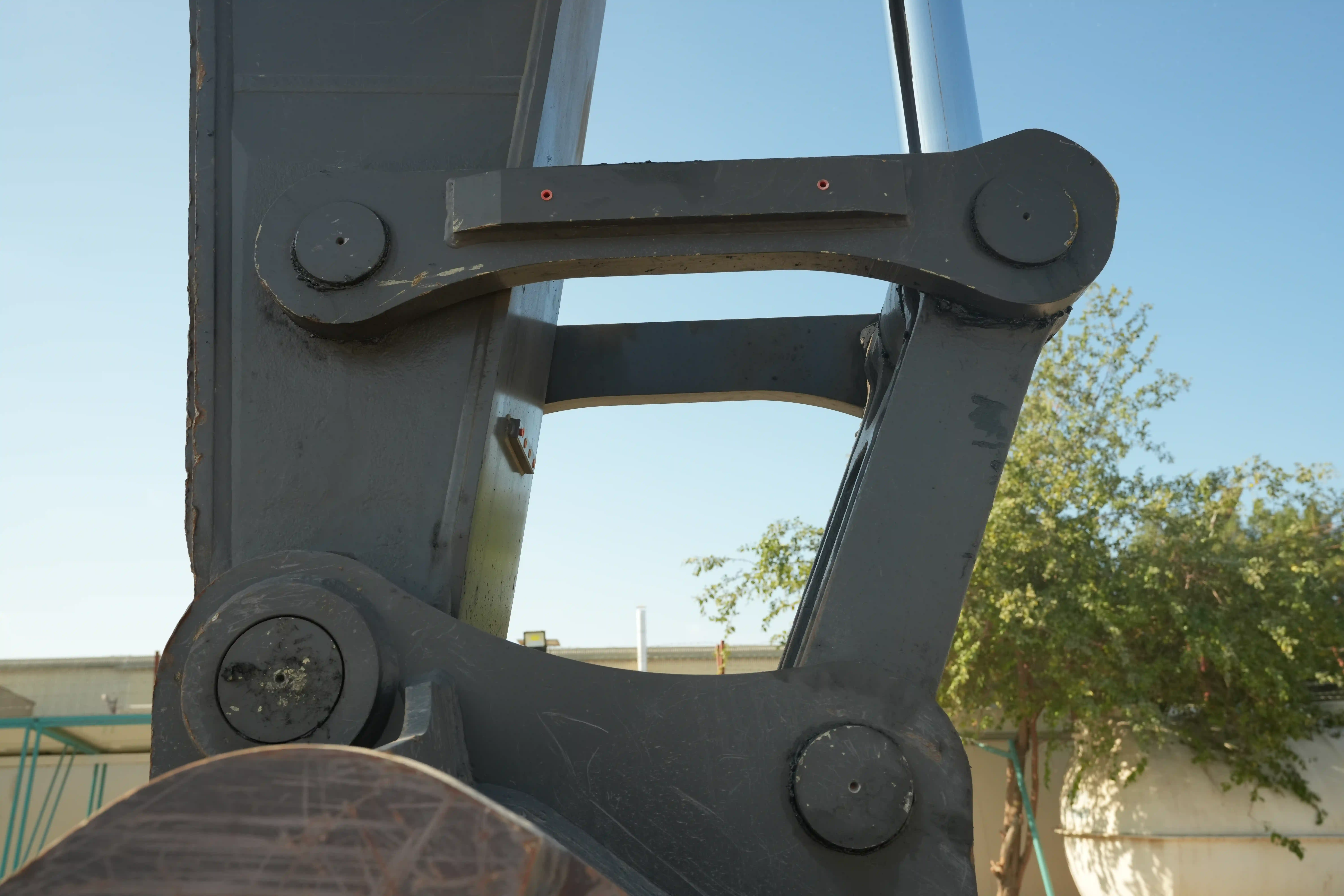 LEX-001-Volvo-EC550EL-large-excavator-inspection-chassis-pin-and-bushings-stick-to-bucket-1