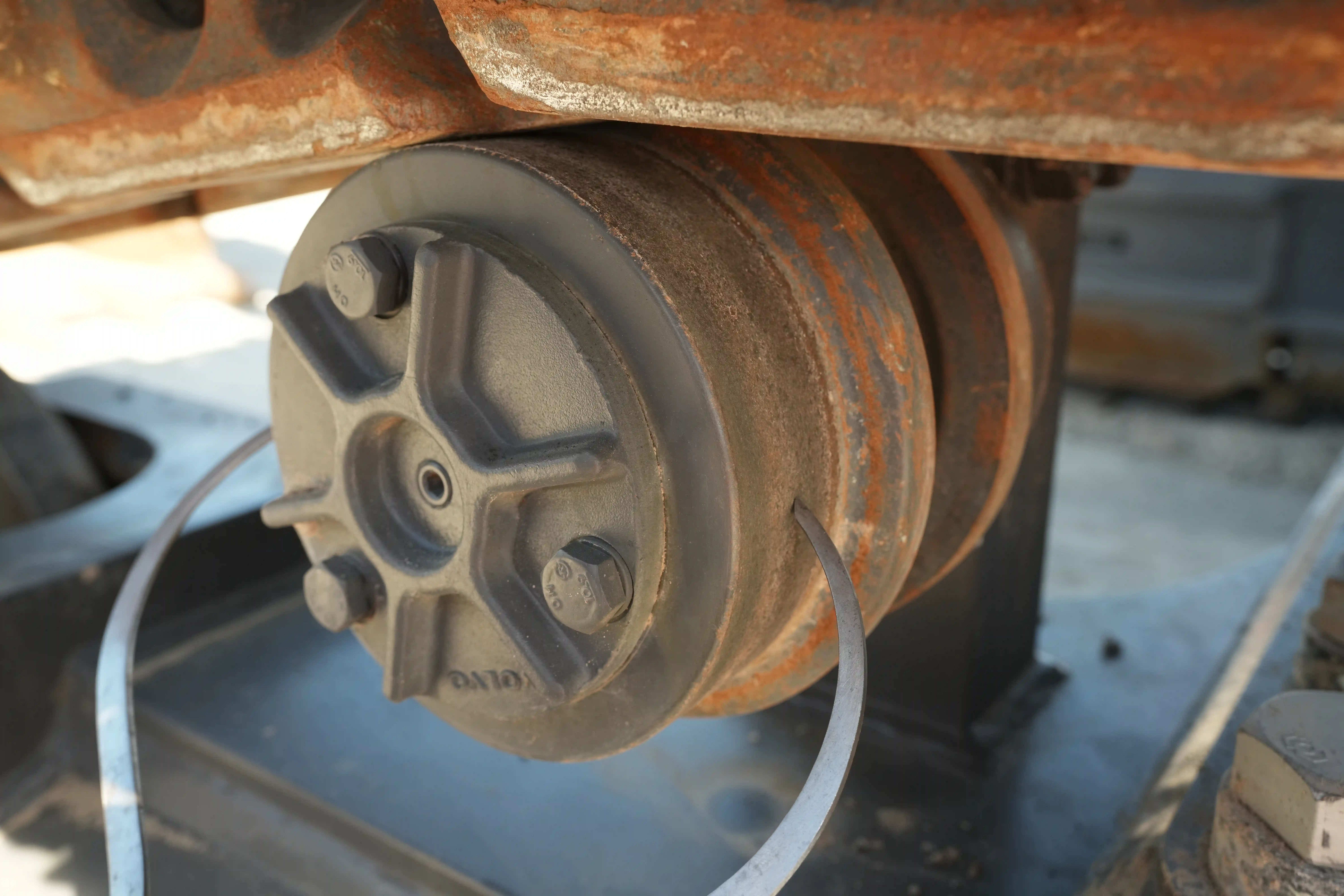 LEX-001-Volvo-EC550EL-large-excavator-inspection-undercarriage-left-carrier-rollers-4