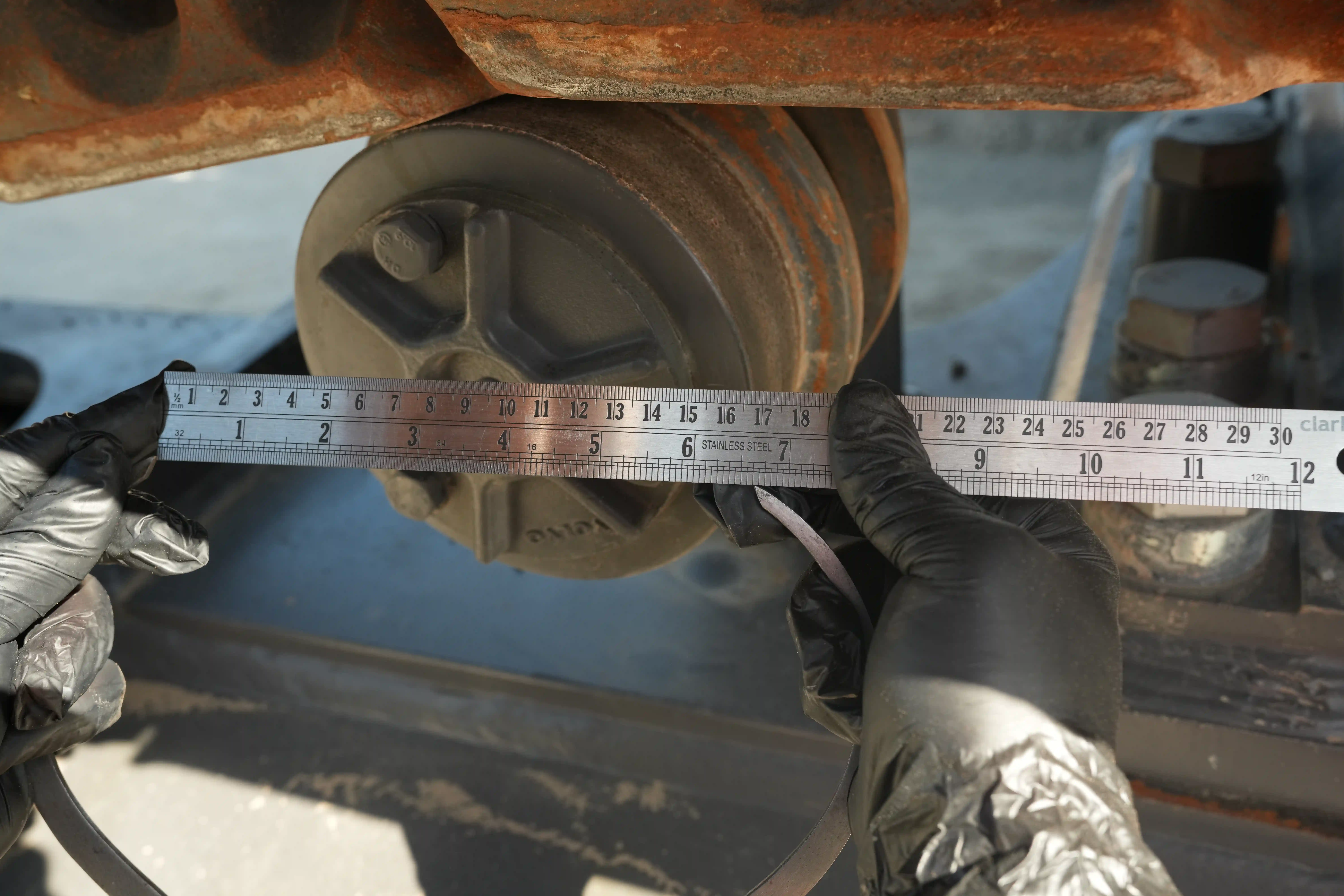 LEX-001-Volvo-EC550EL-large-excavator-inspection-undercarriage-left-carrier-rollers-5