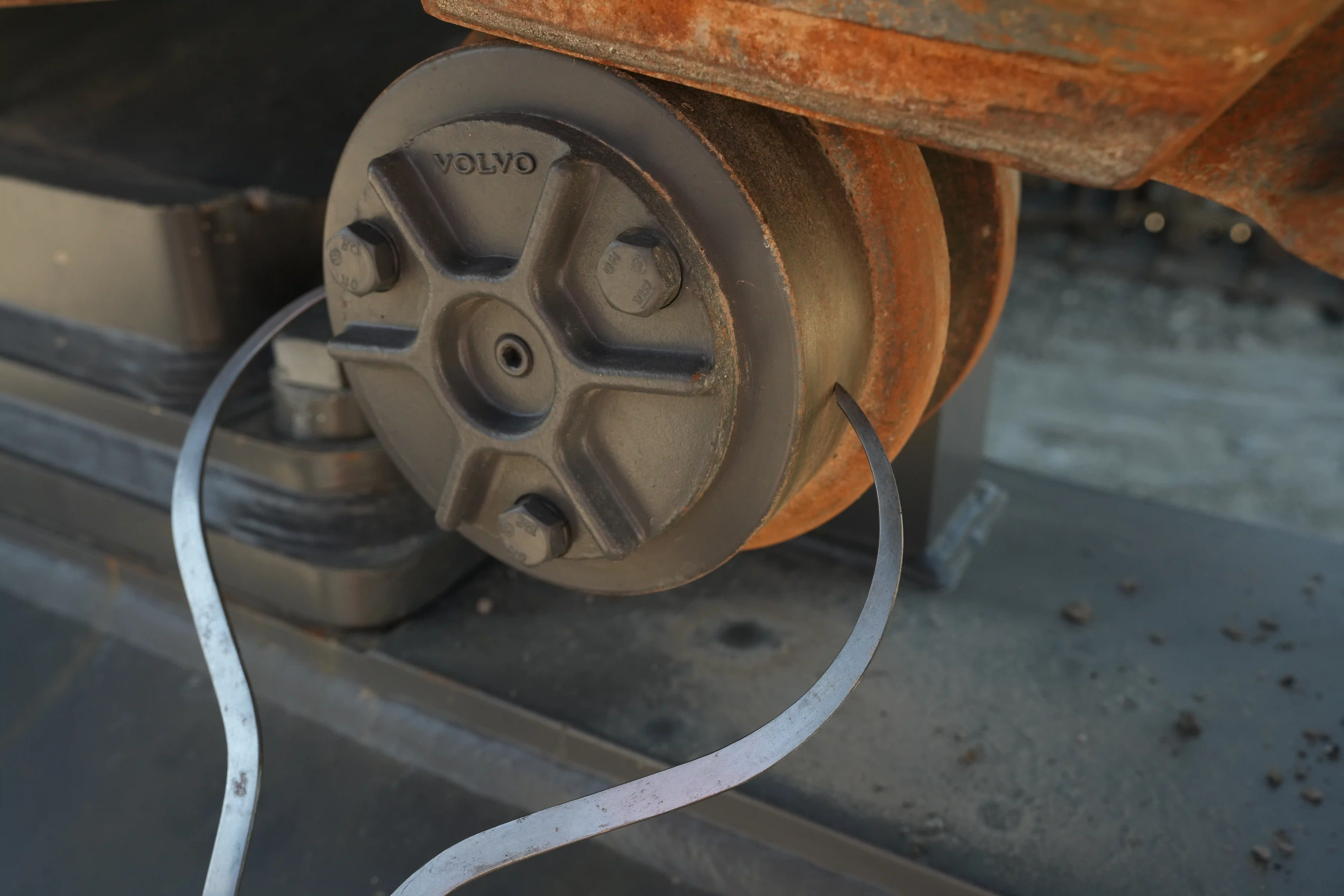 LEX-001-Volvo-EC550EL-large-excavator-inspection-undercarriage-right-carrier-rollers-1