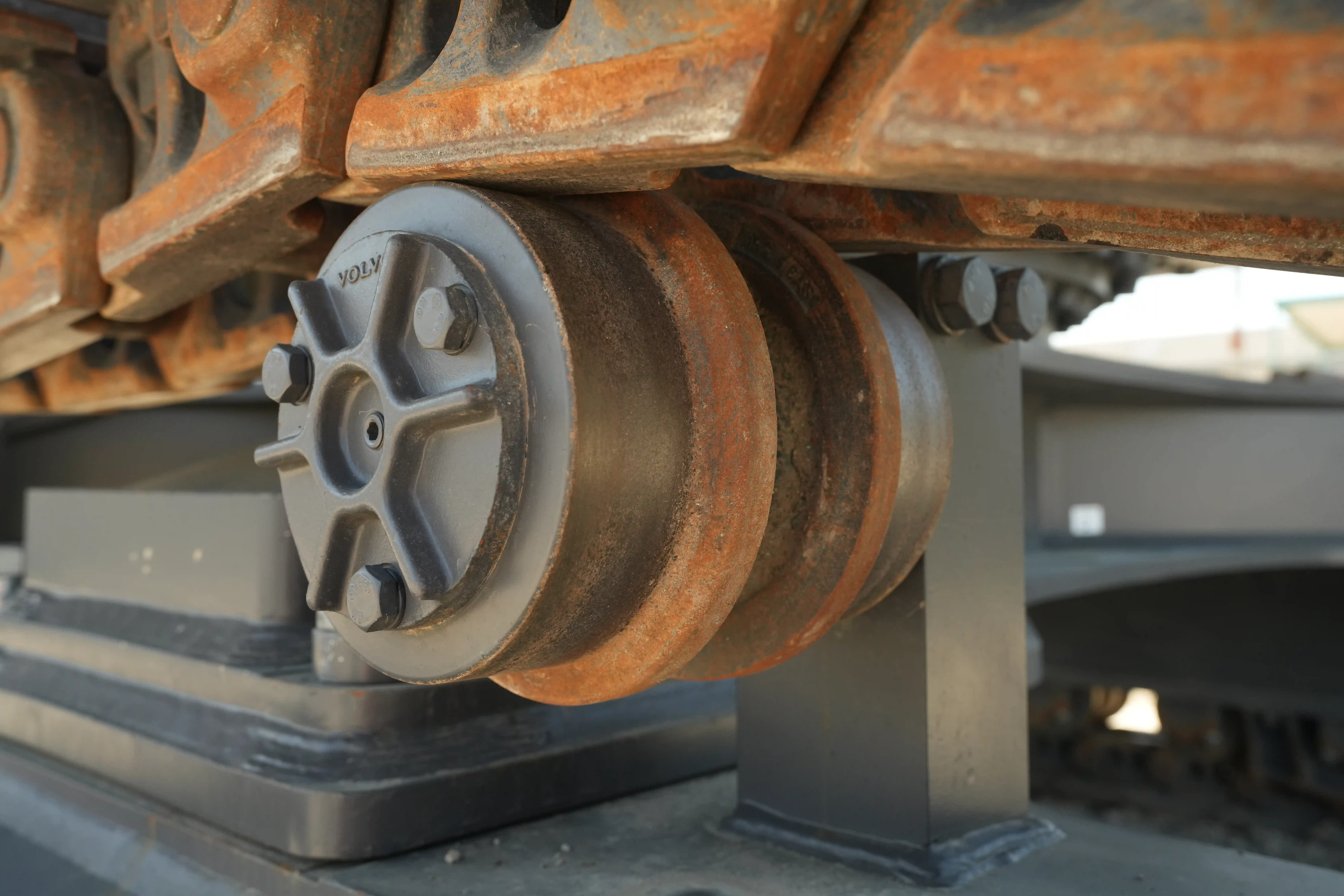 LEX-001-Volvo-EC550EL-large-excavator-inspection-undercarriage-right-carrier-rollers-2
