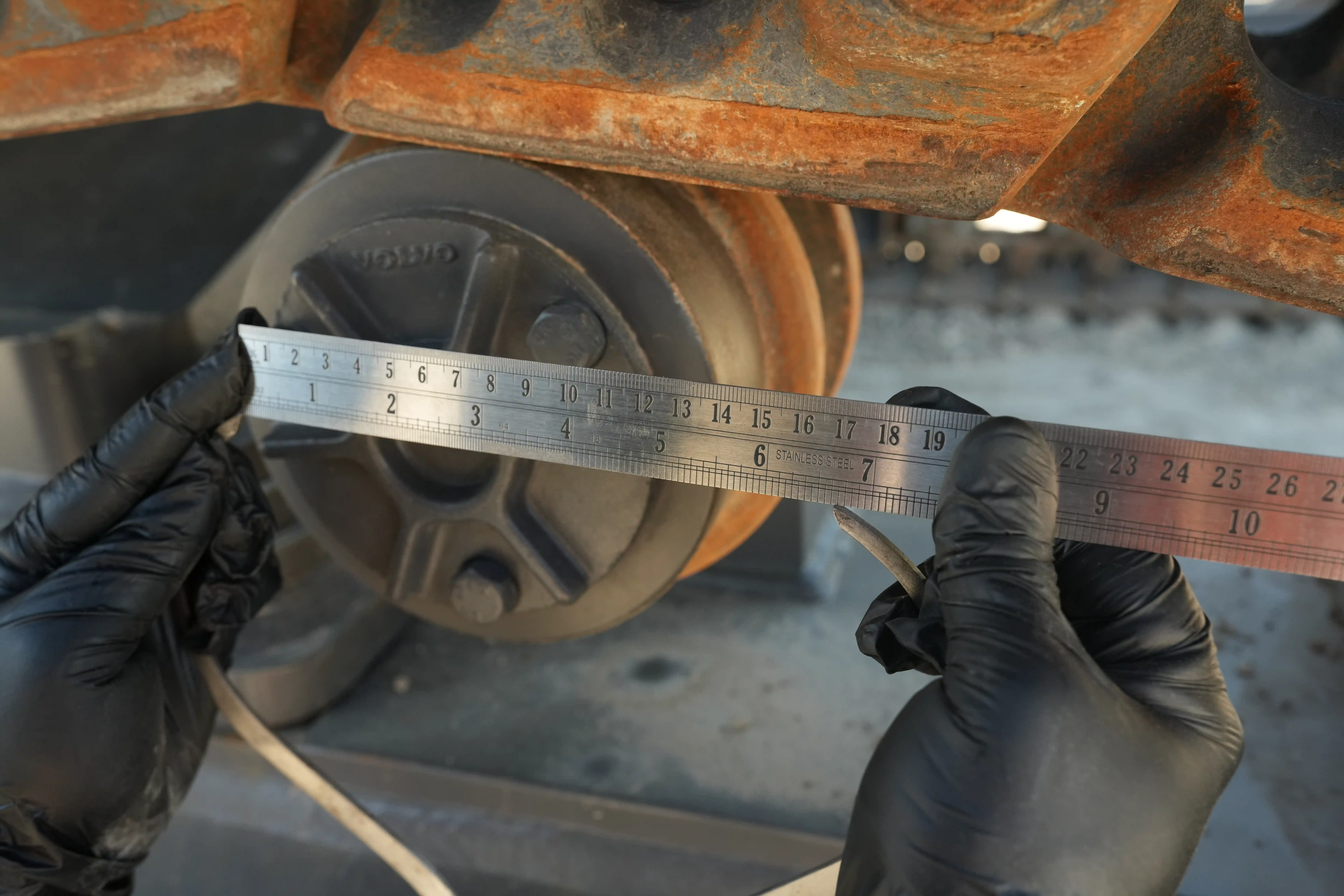 LEX-001-Volvo-EC550EL-large-excavator-inspection-undercarriage-right-carrier-rollers-3