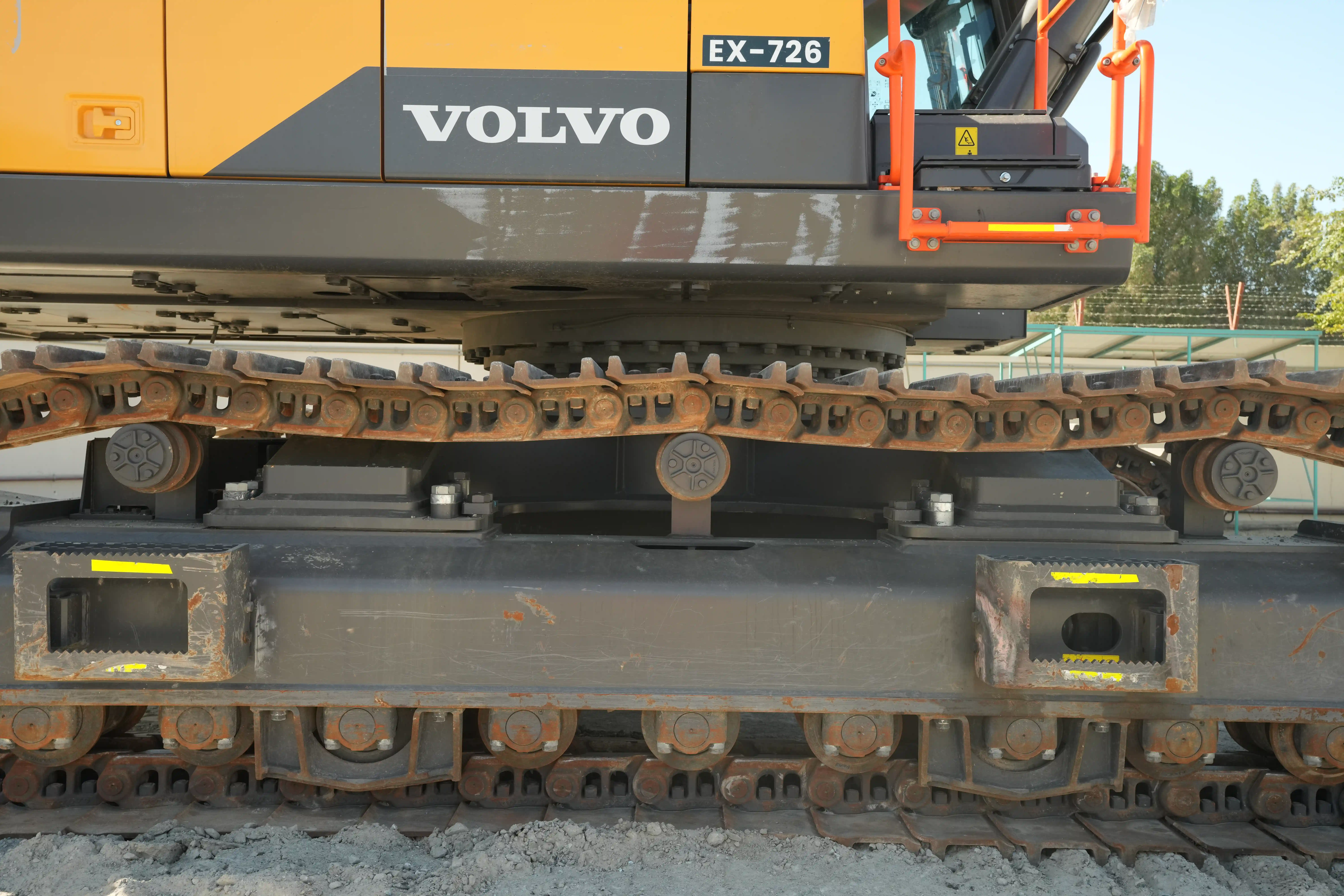 LEX-001-Volvo-EC550EL-large-excavator-inspection-undercarriage-right-carrier-rollers-4