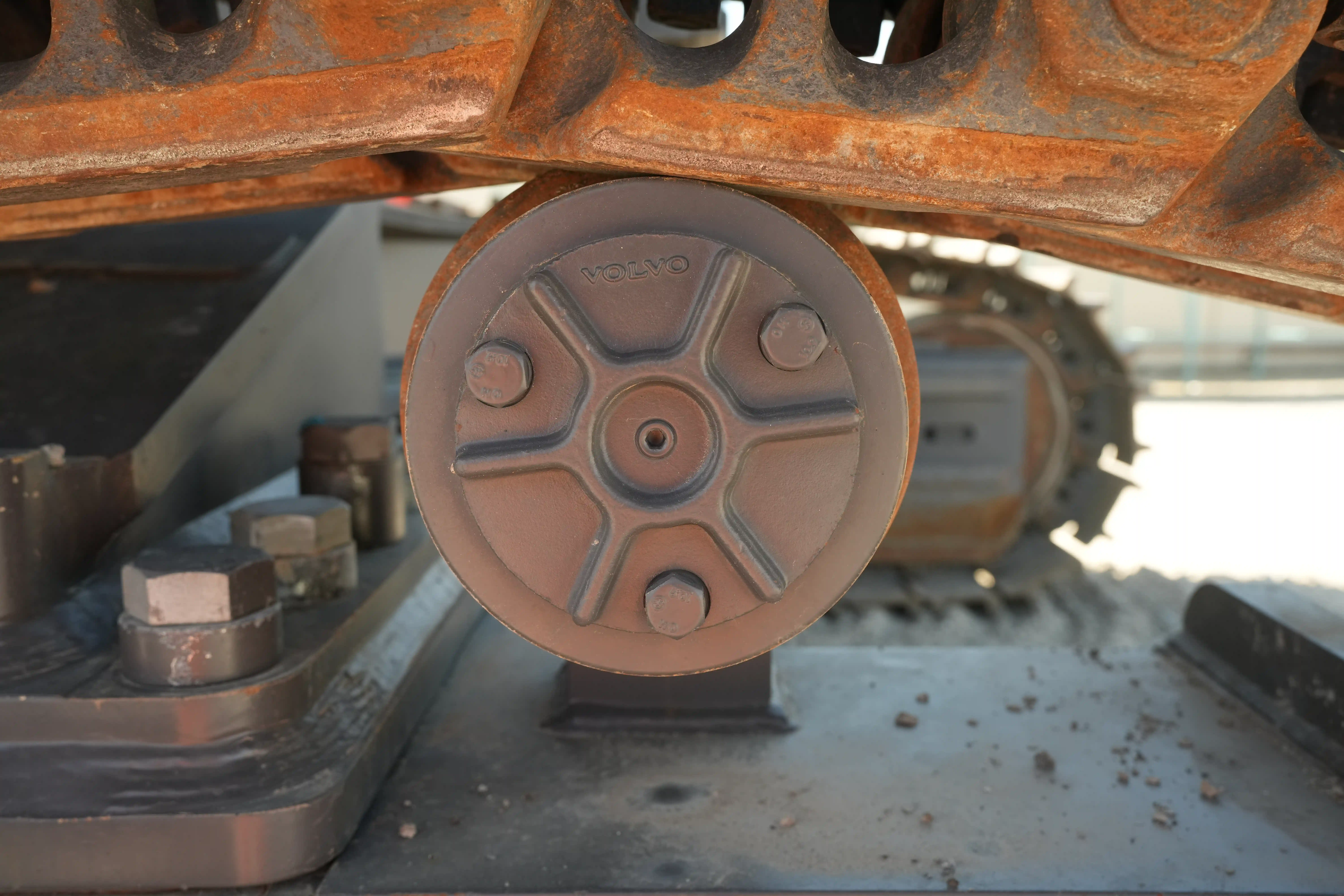 LEX-001-Volvo-EC550EL-large-excavator-inspection-undercarriage-right-carrier-rollers-5