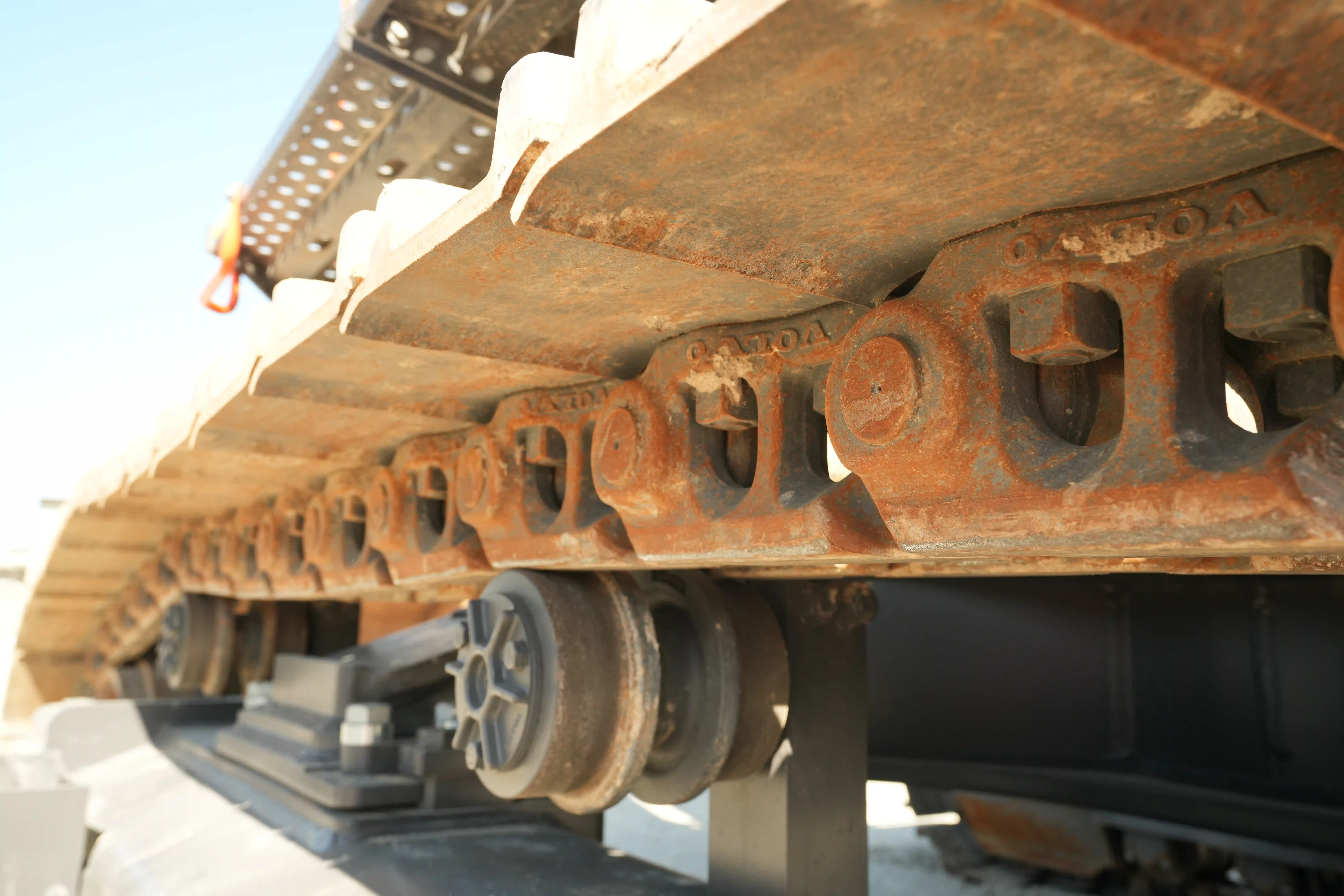 LEX-001-Volvo-EC550EL-large-excavator-inspection-undercarriage-left-track-chain-1