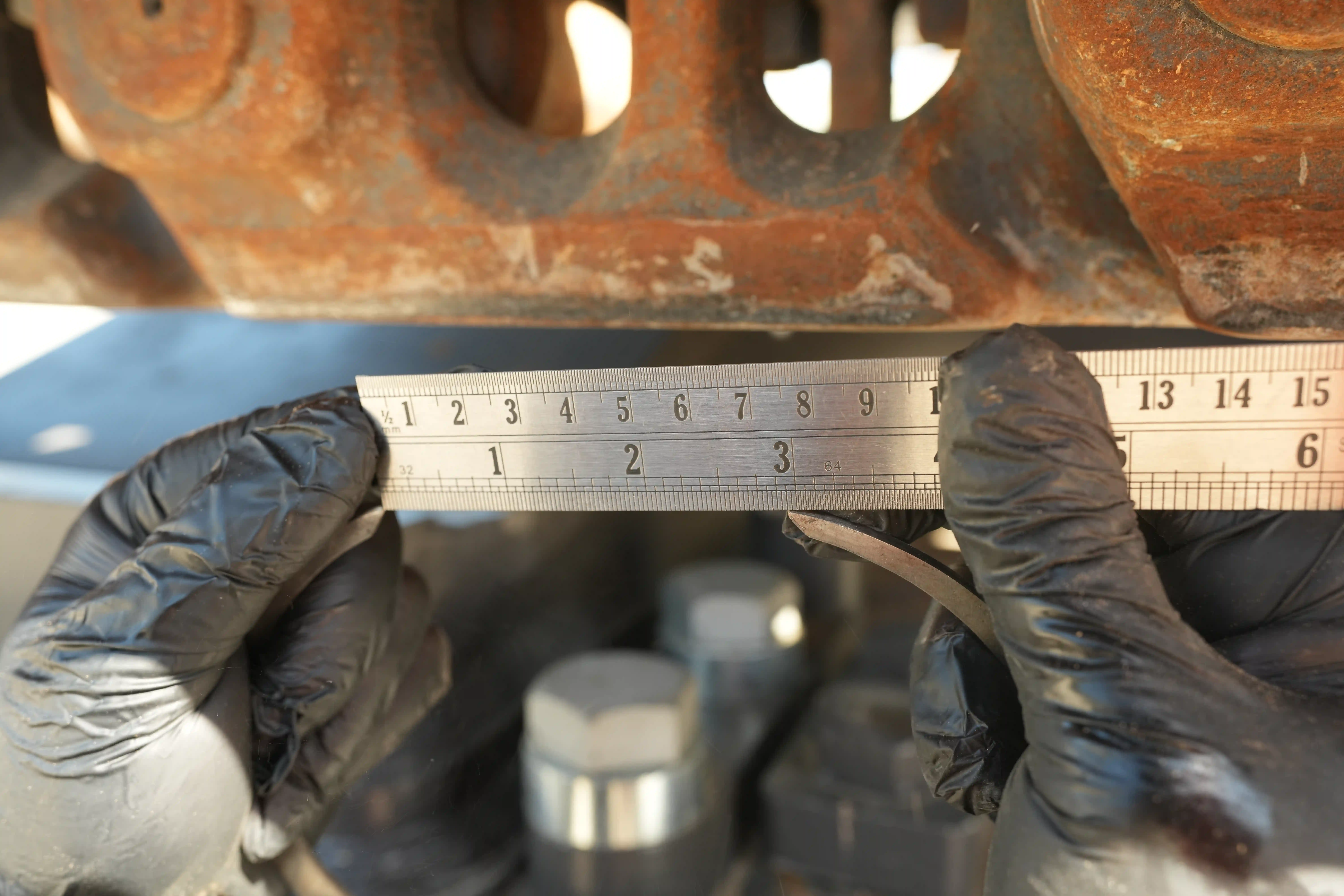 LEX-001-Volvo-EC550EL-large-excavator-inspection-undercarriage-left-track-chain-5