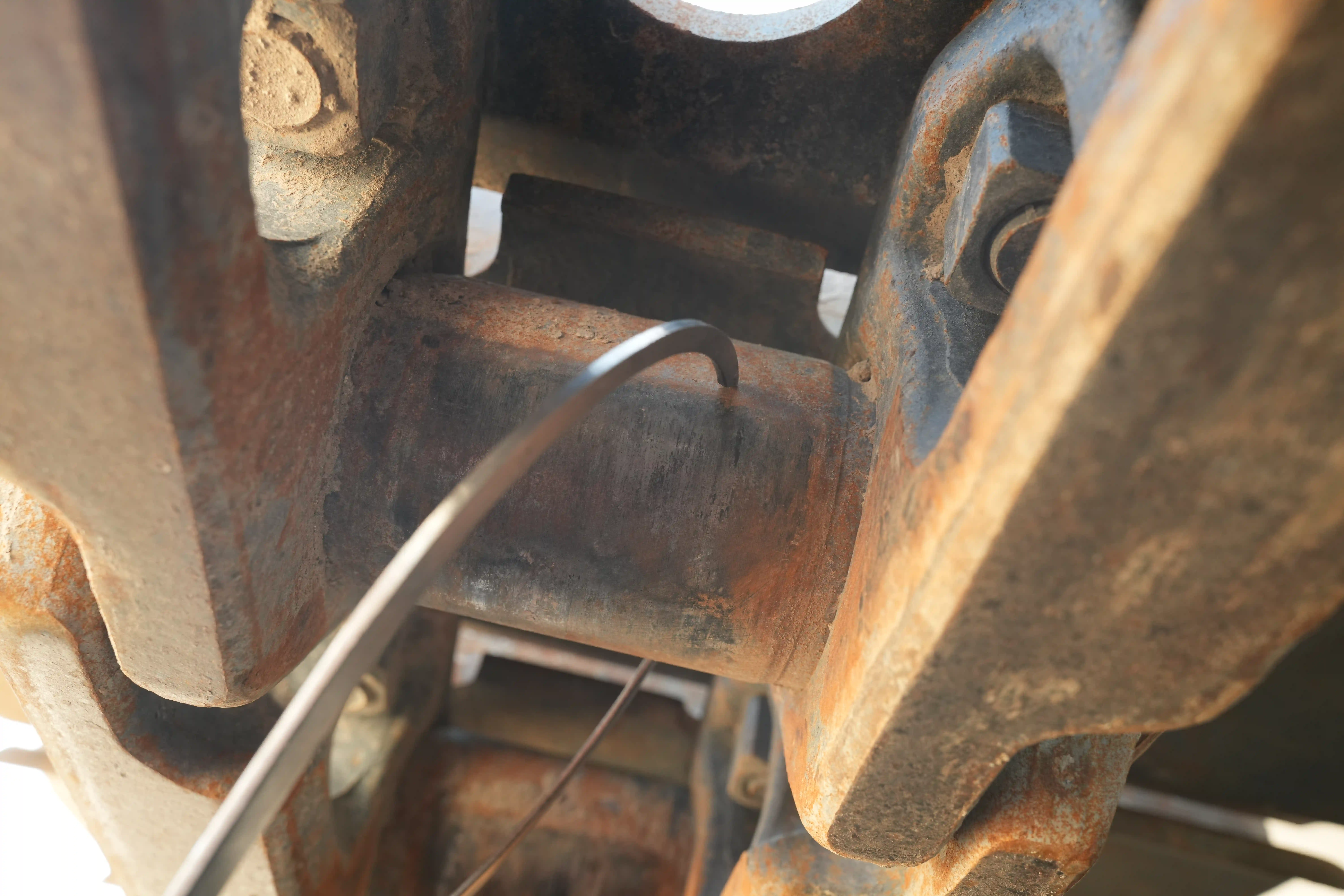 LEX-001-Volvo-EC550EL-large-excavator-inspection-undercarriage-right-track-chain-1