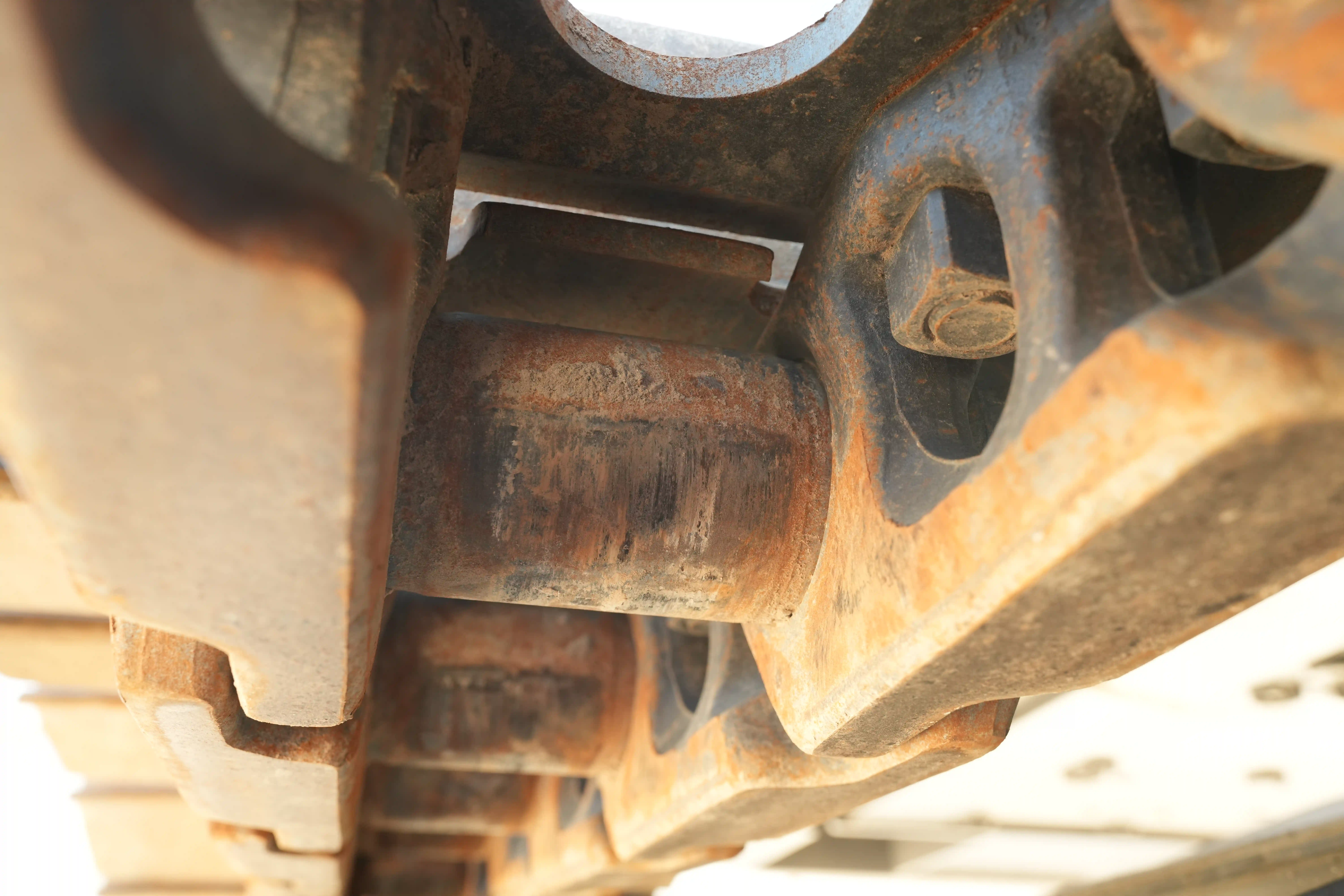 LEX-001-Volvo-EC550EL-large-excavator-inspection-undercarriage-right-track-chain-2