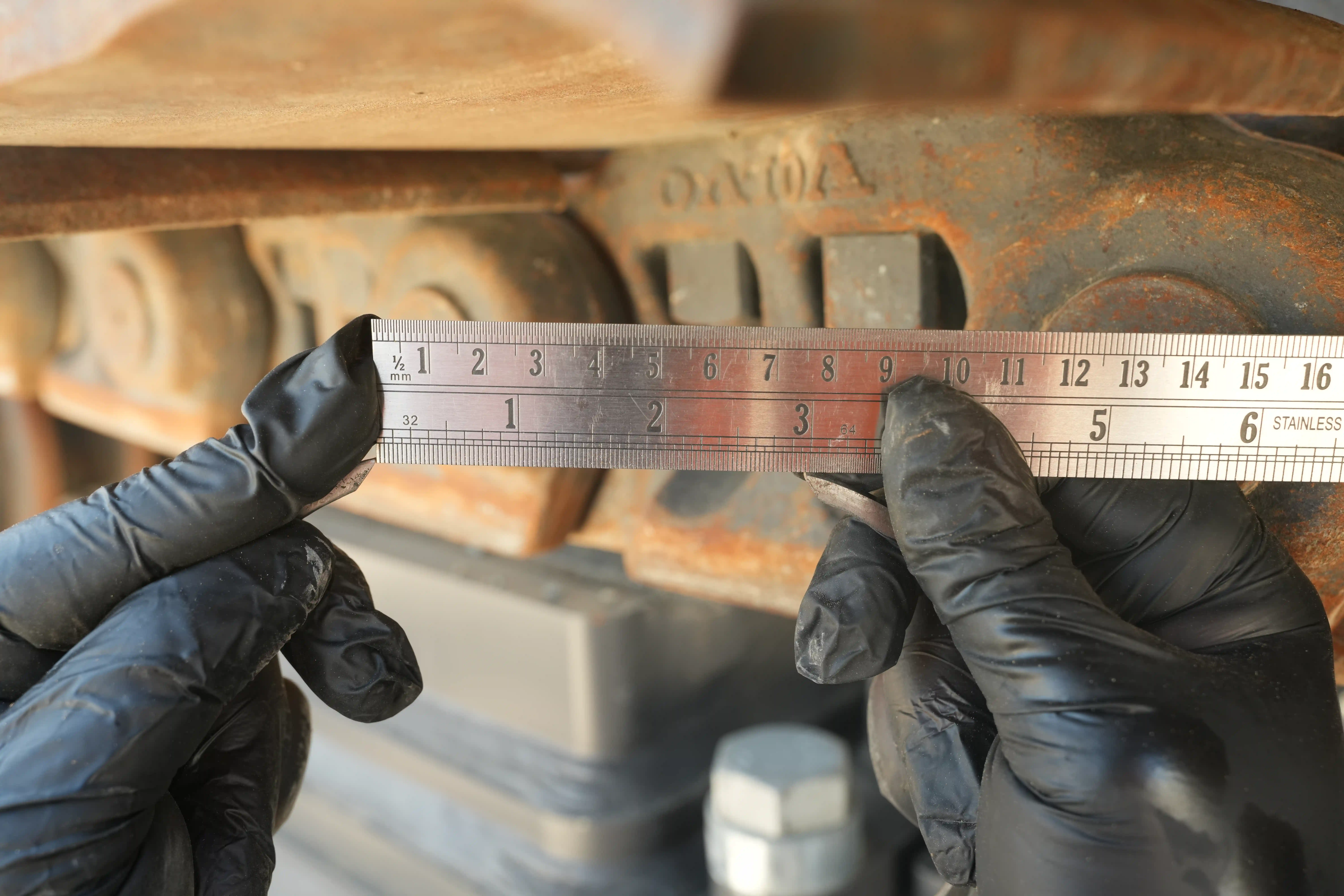 LEX-001-Volvo-EC550EL-large-excavator-inspection-undercarriage-right-track-chain-3