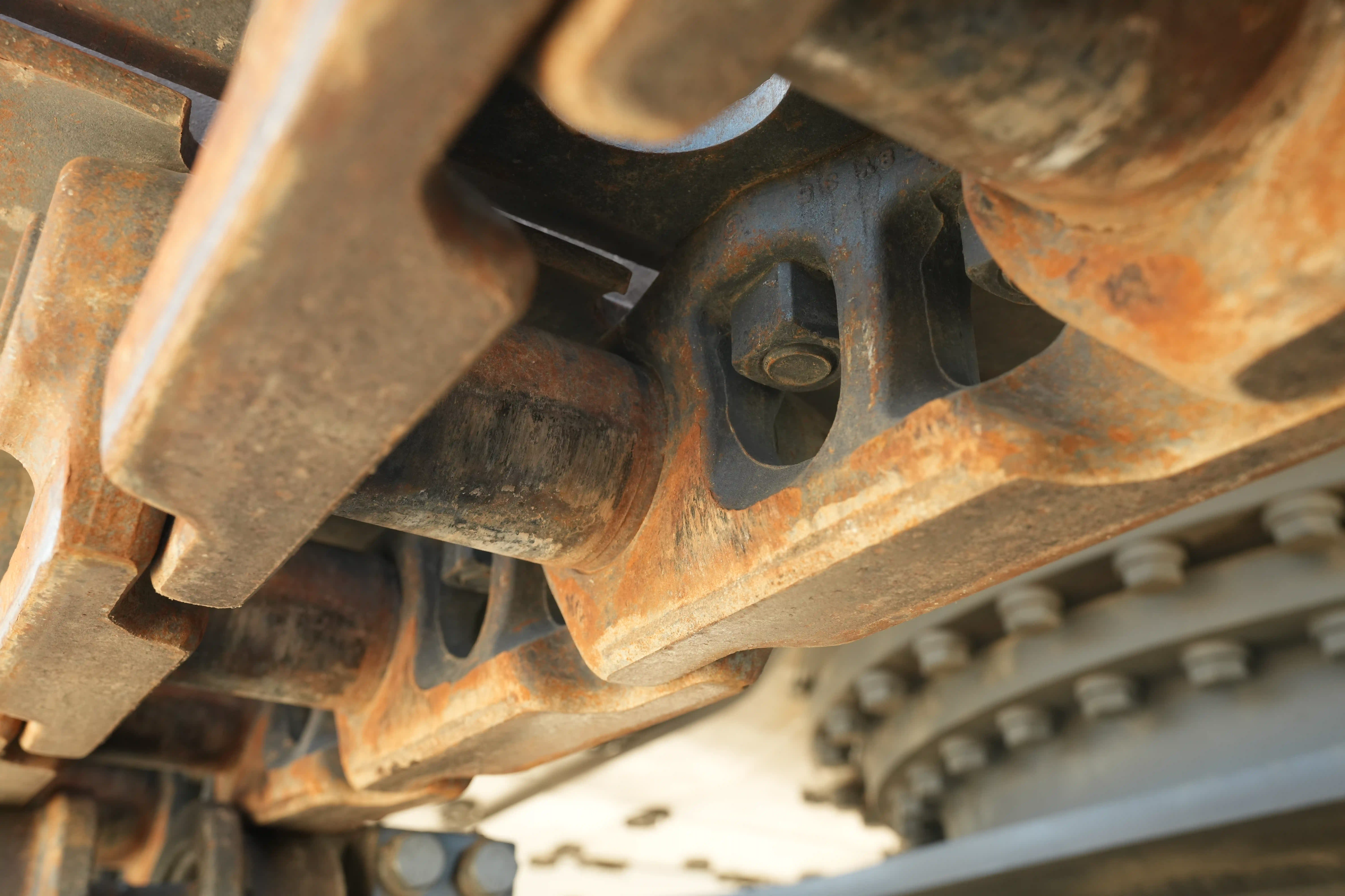 LEX-001-Volvo-EC550EL-large-excavator-inspection-undercarriage-right-track-chain-4