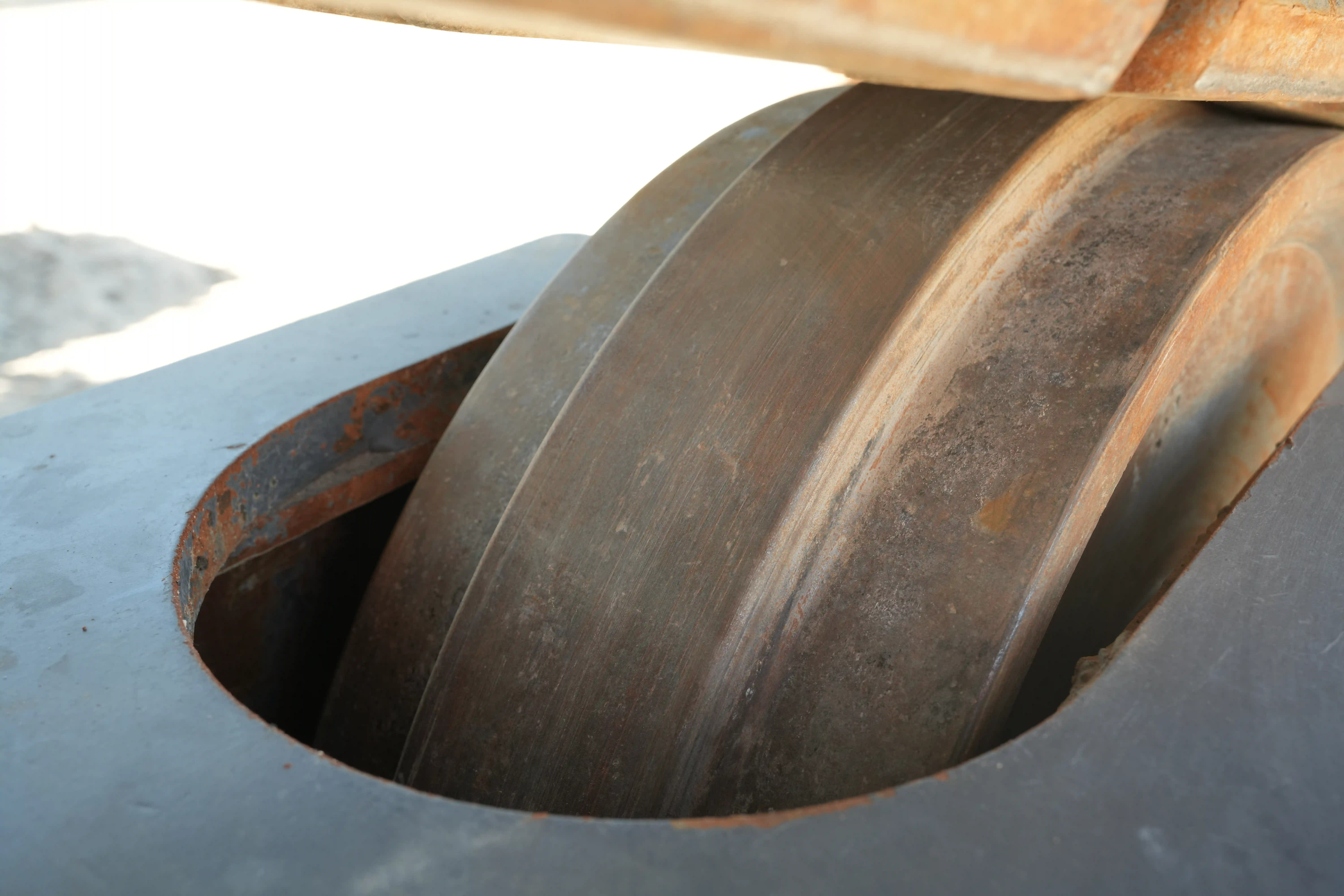 LEX-001-Volvo-EC550EL-large-excavator-inspection-undercarriage-right-idler-1