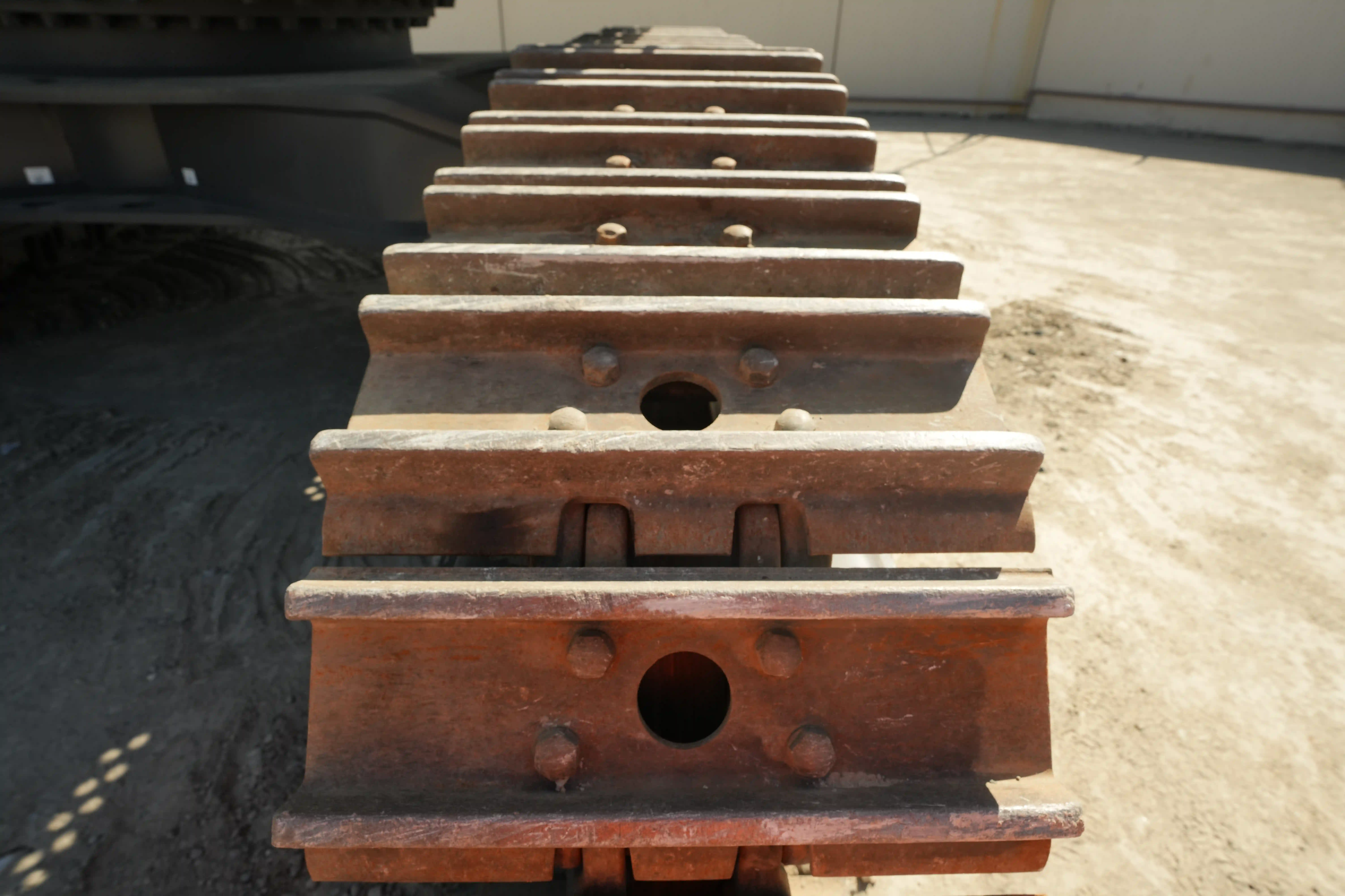 LEX-001-Volvo-EC550EL-large-excavator-inspection-undercarriage-left-track-shoes-1