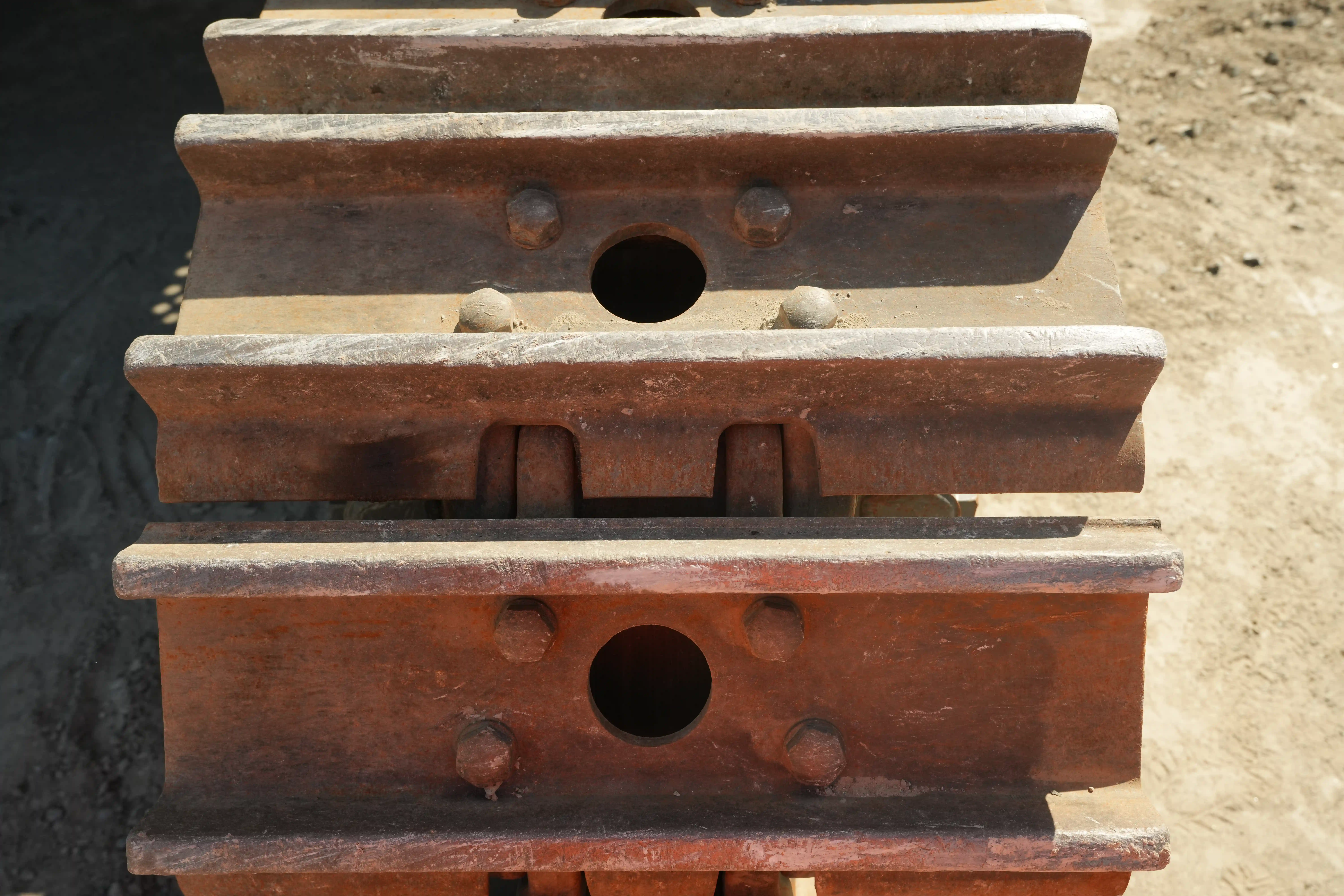 LEX-001-Volvo-EC550EL-large-excavator-inspection-undercarriage-left-track-shoes-2