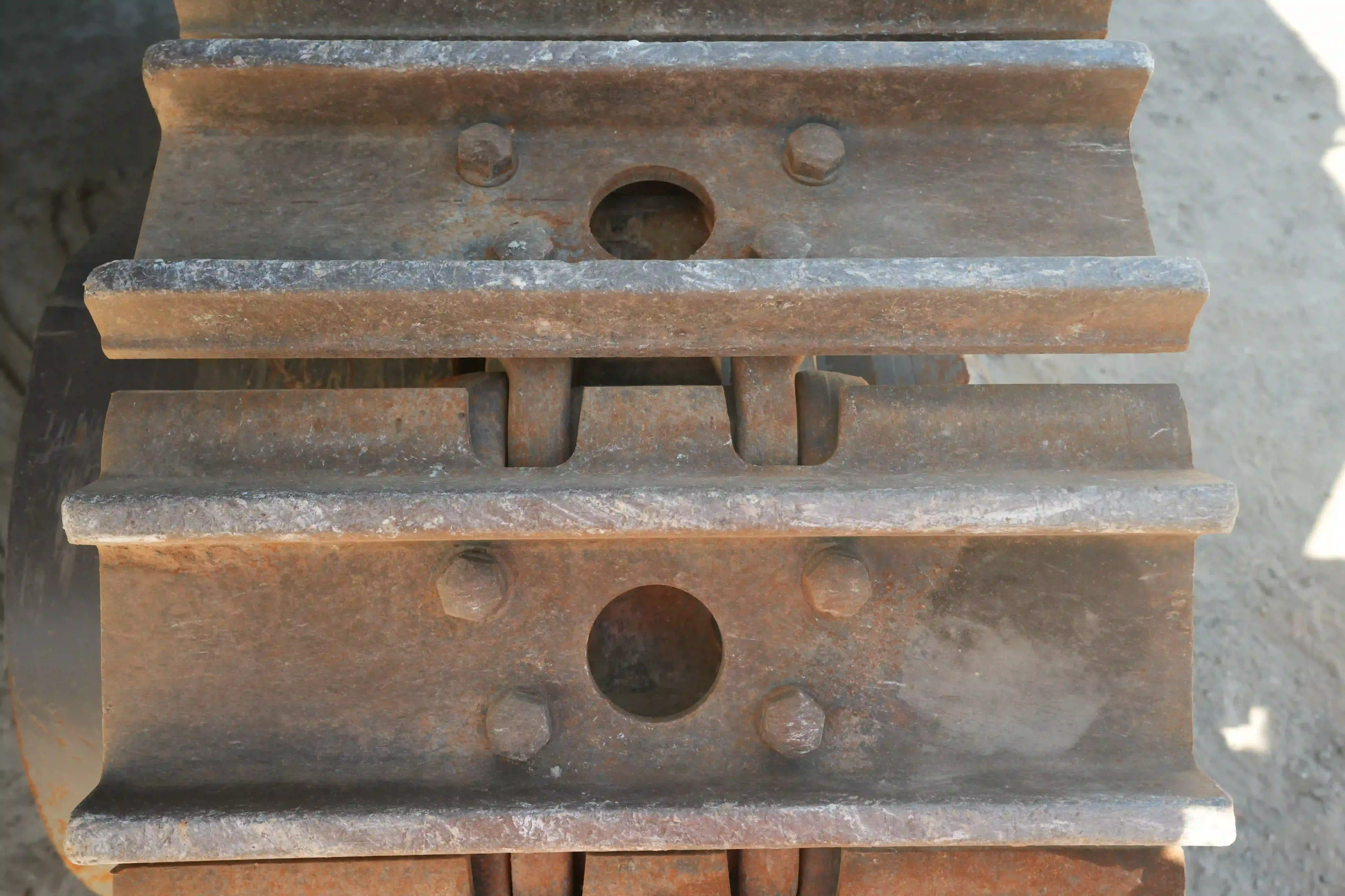 LEX-001-Volvo-EC550EL-large-excavator-inspection-undercarriage-right-track-shoes-1