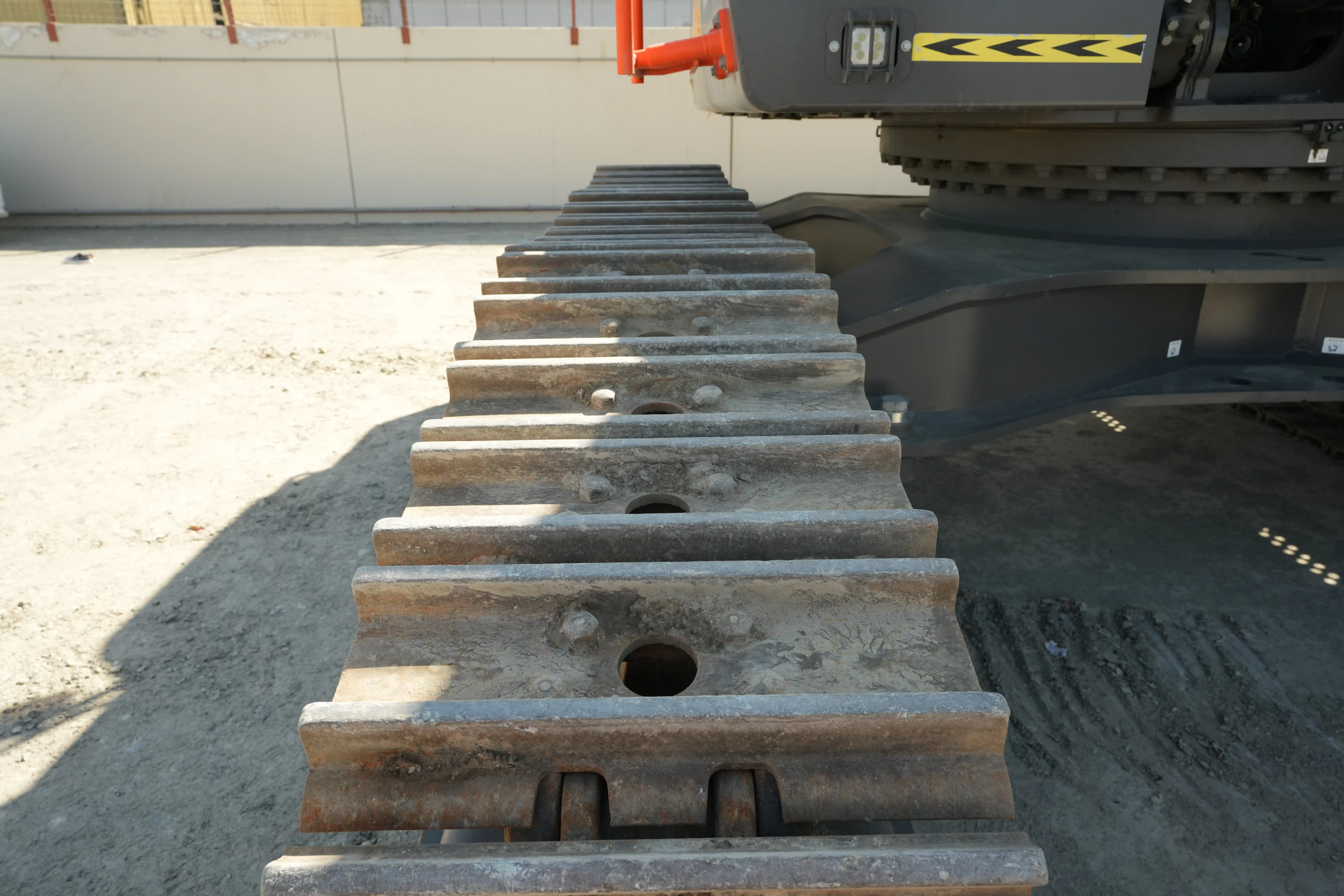 LEX-001-Volvo-EC550EL-large-excavator-inspection-undercarriage-right-track-shoes-2