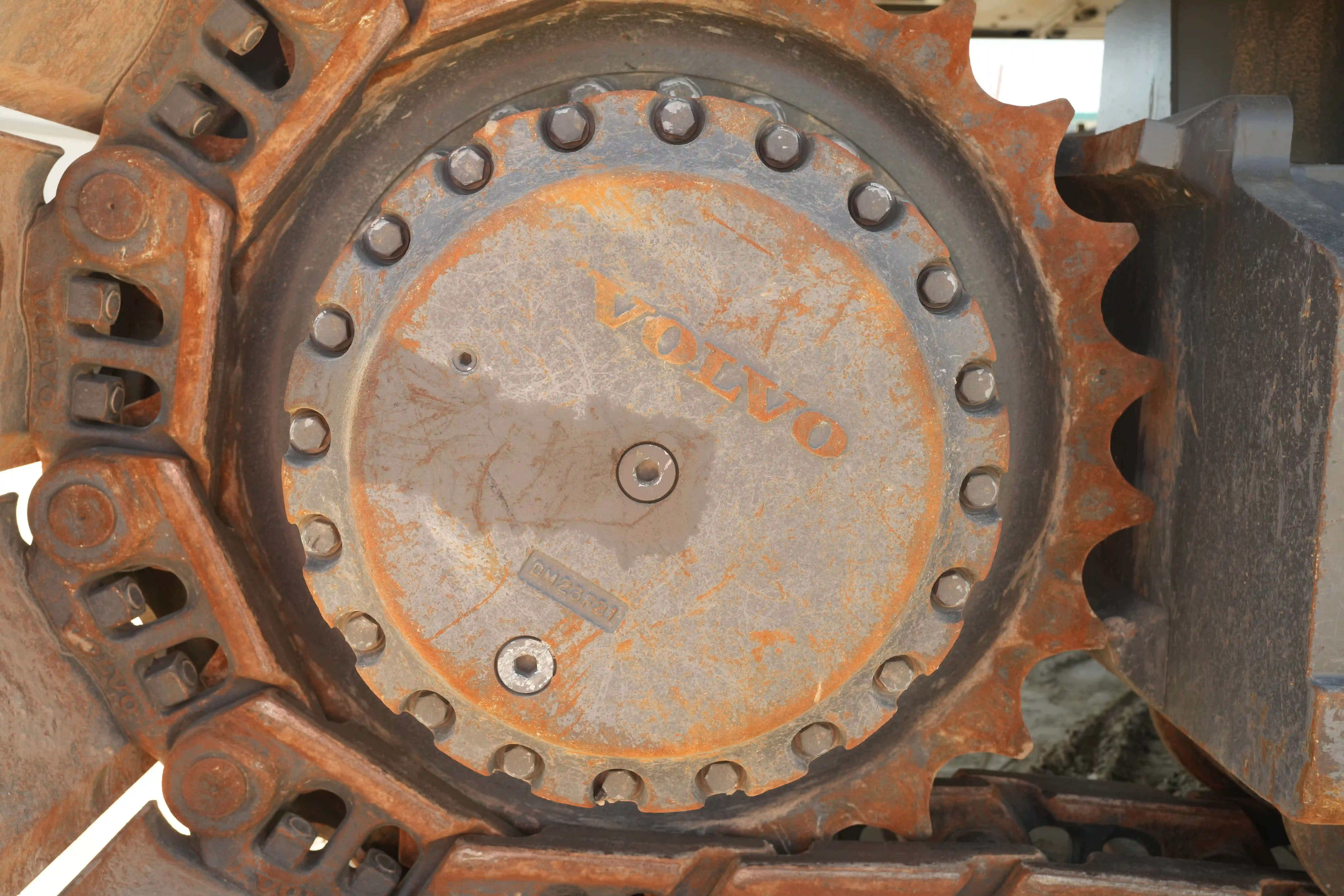 LEX-001-Volvo-EC550EL-large-excavator-inspection-undercarriage-final-drives-1