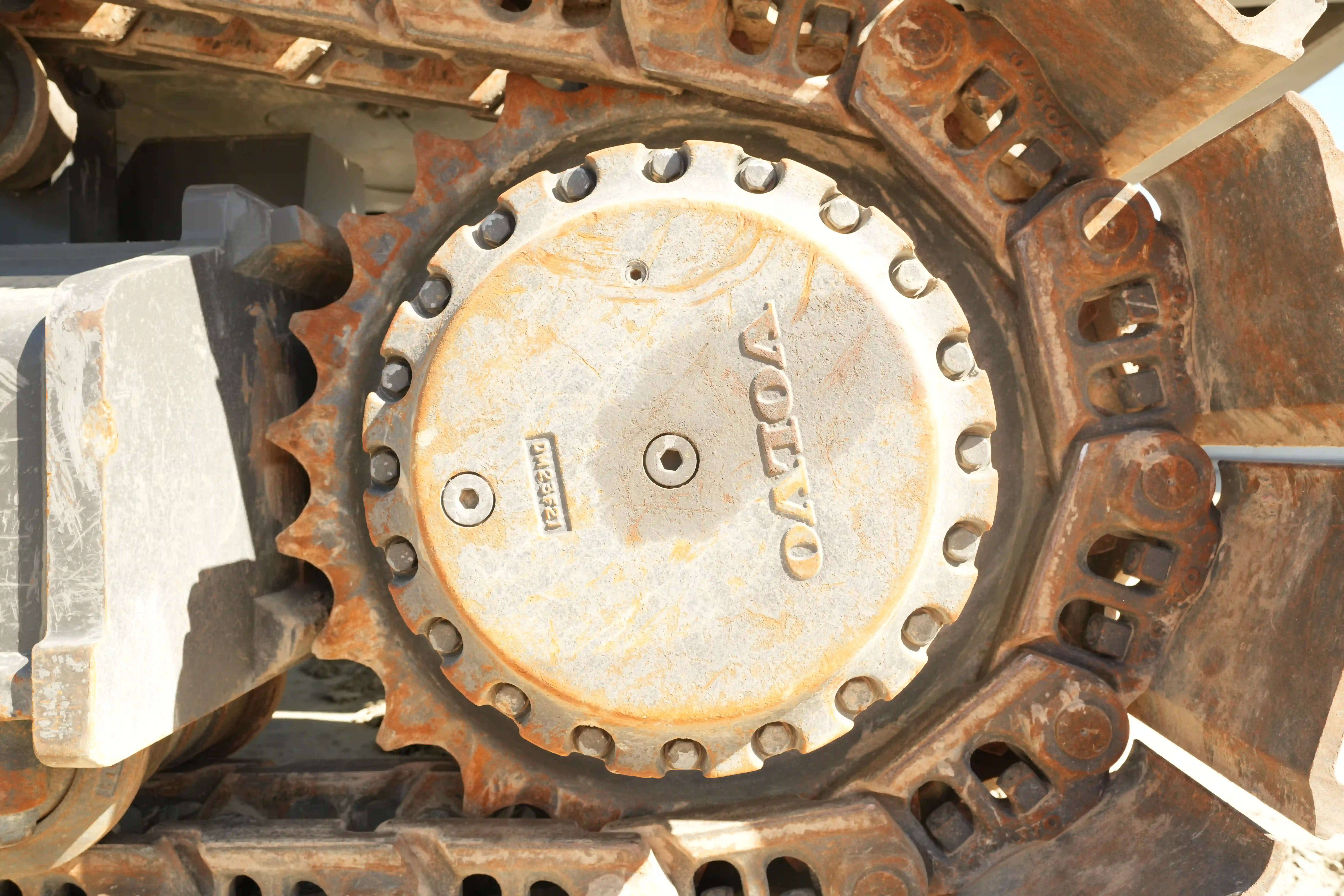 LEX-001-Volvo-EC550EL-large-excavator-inspection-undercarriage-left-sprocket-1