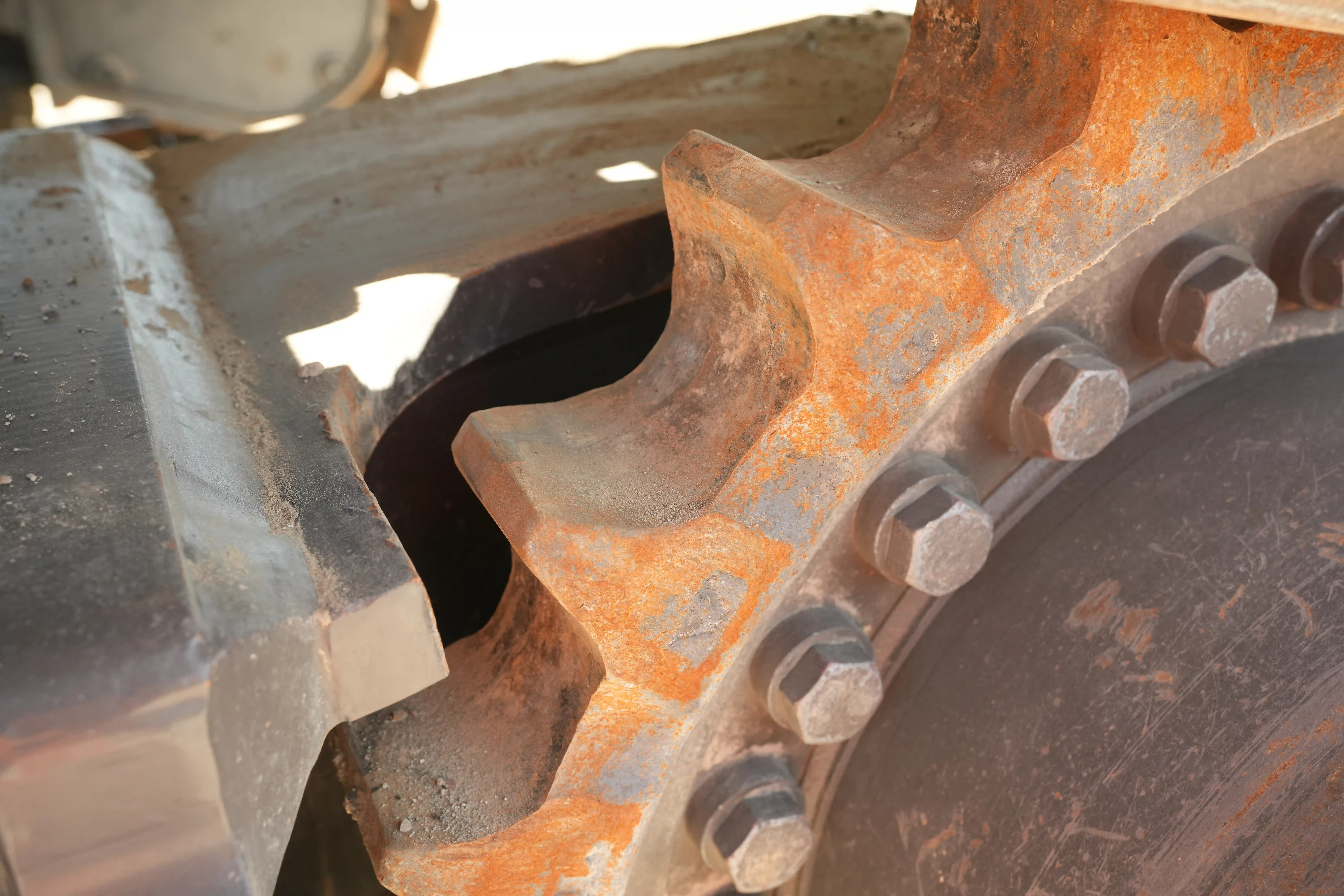 LEX-001-Volvo-EC550EL-large-excavator-inspection-undercarriage-left-sprocket-2