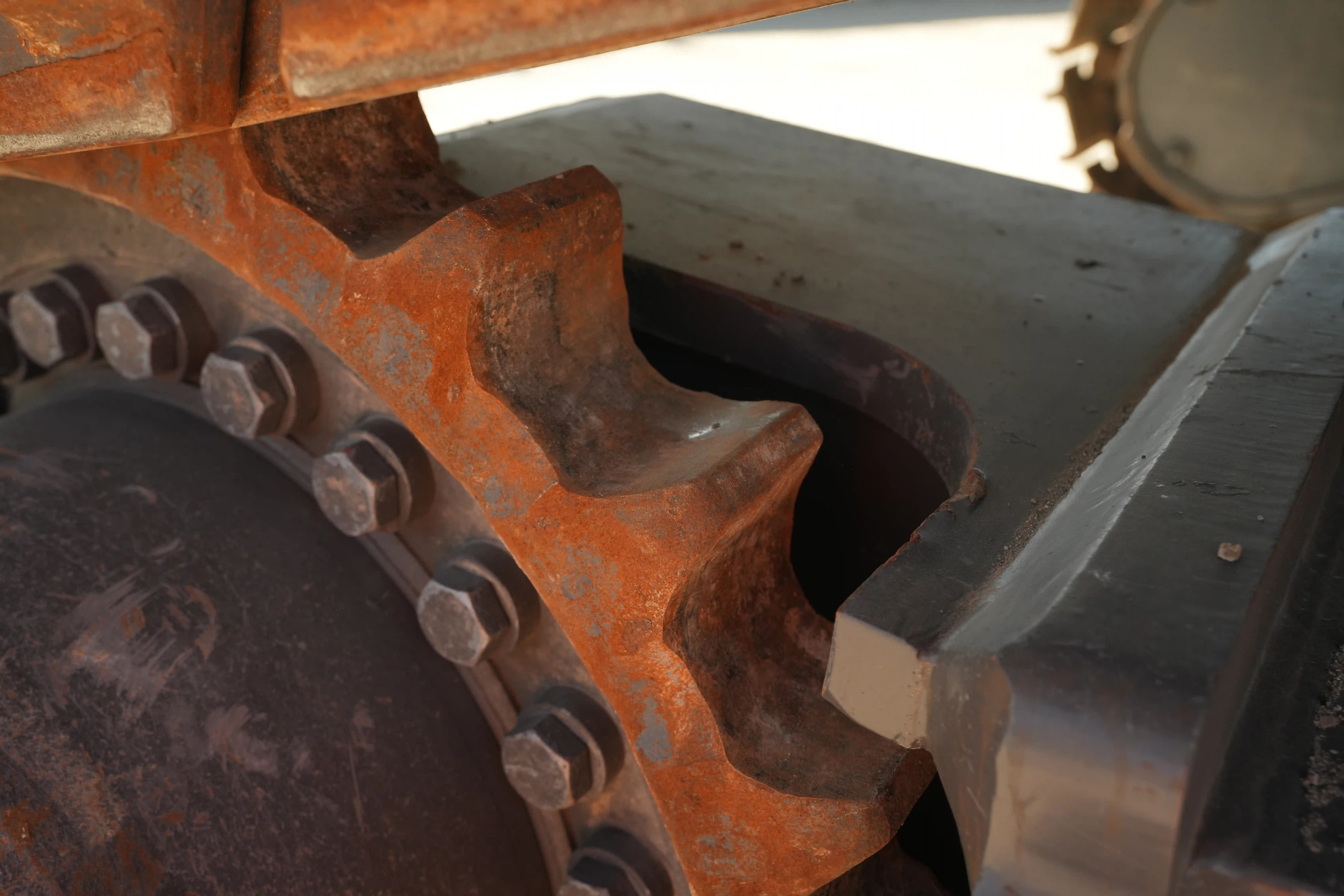 LEX-001-Volvo-EC550EL-large-excavator-inspection-undercarriage-right-sprocket-1