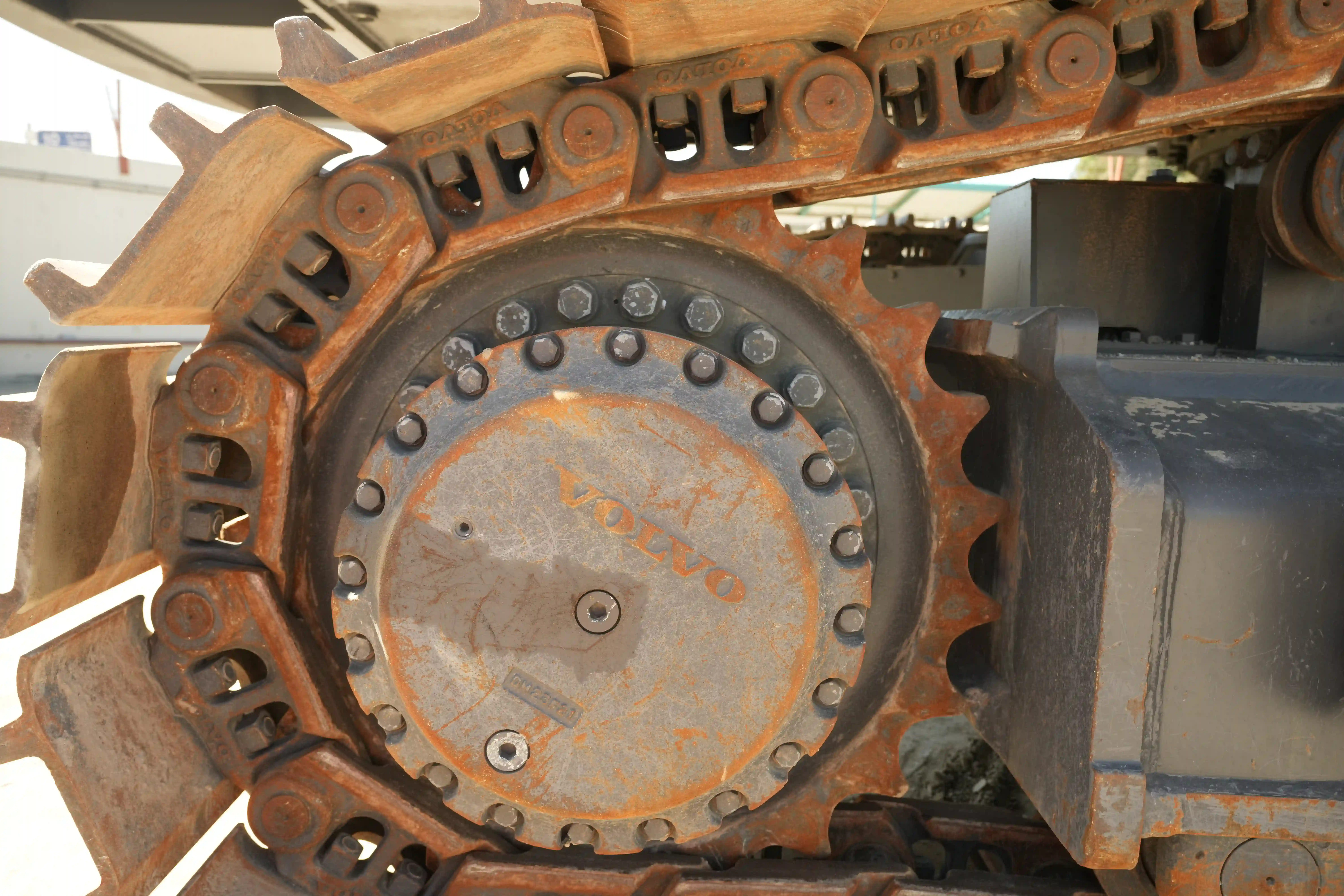 LEX-001-Volvo-EC550EL-large-excavator-inspection-undercarriage-right-sprocket-2