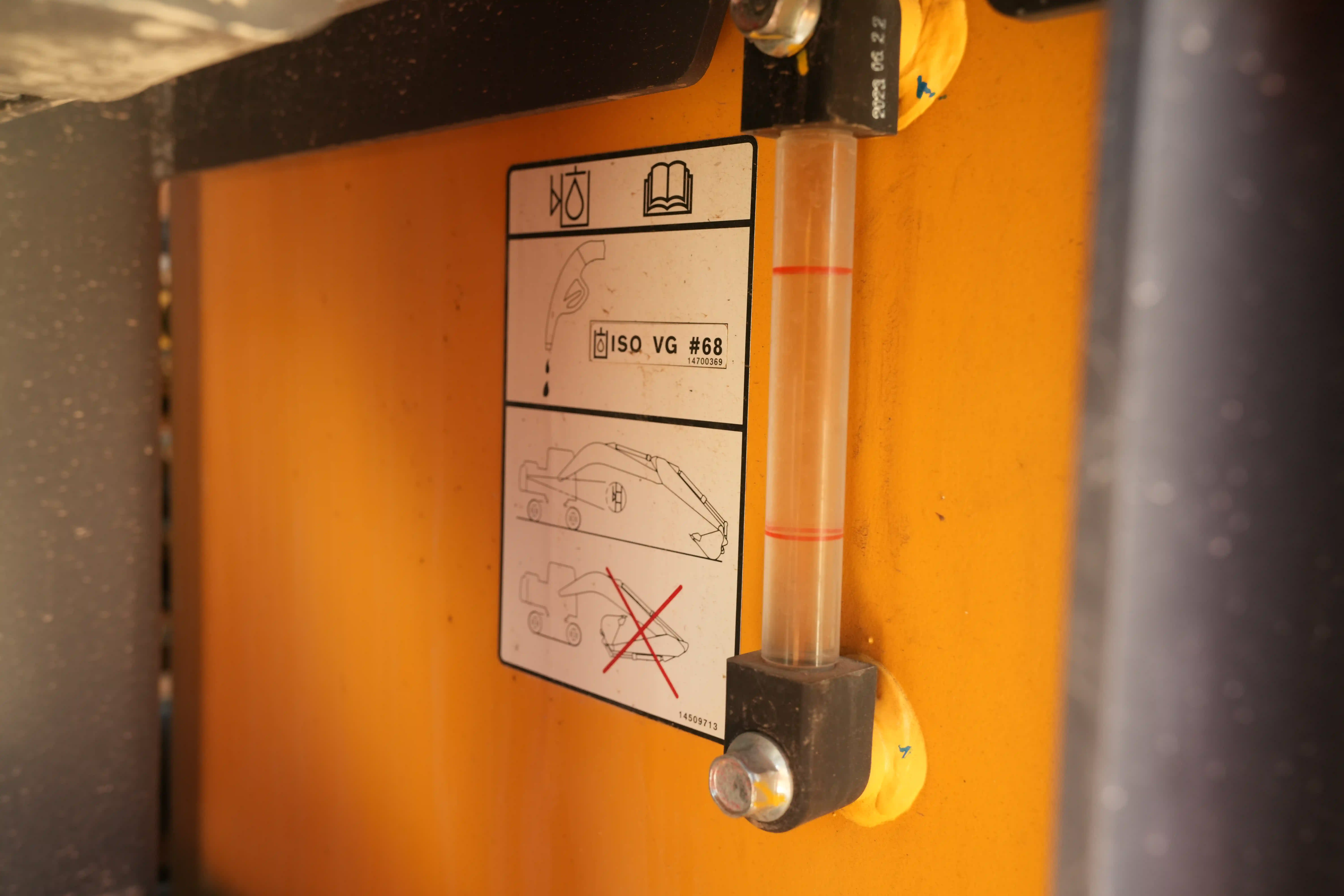 LEX-001-Volvo-EC550EL-large-excavator-inspection-hydraulics-hydraulic-tank-1