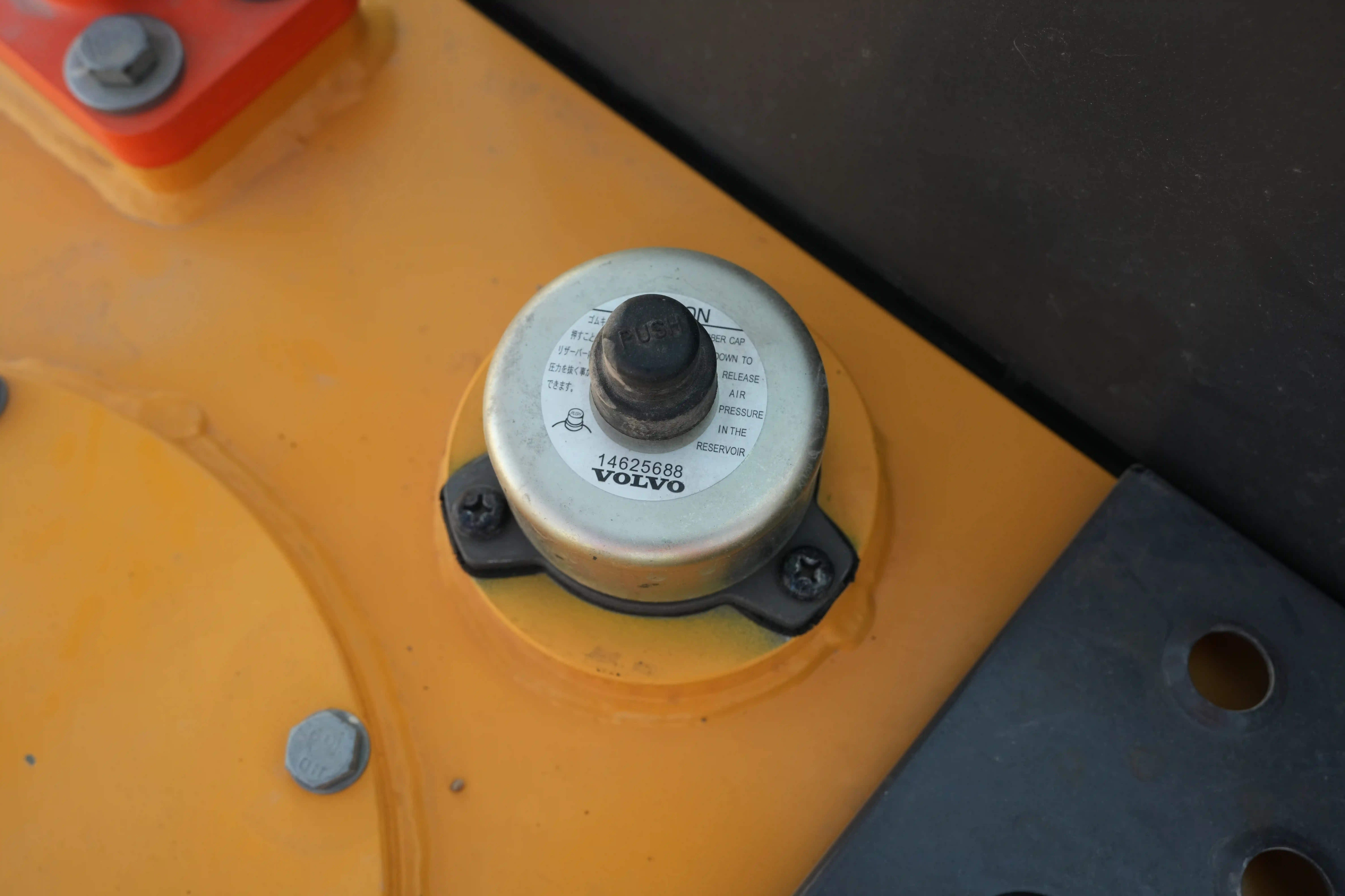 LEX-001-Volvo-EC550EL-large-excavator-inspection-hydraulics-hydraulic-tank-2