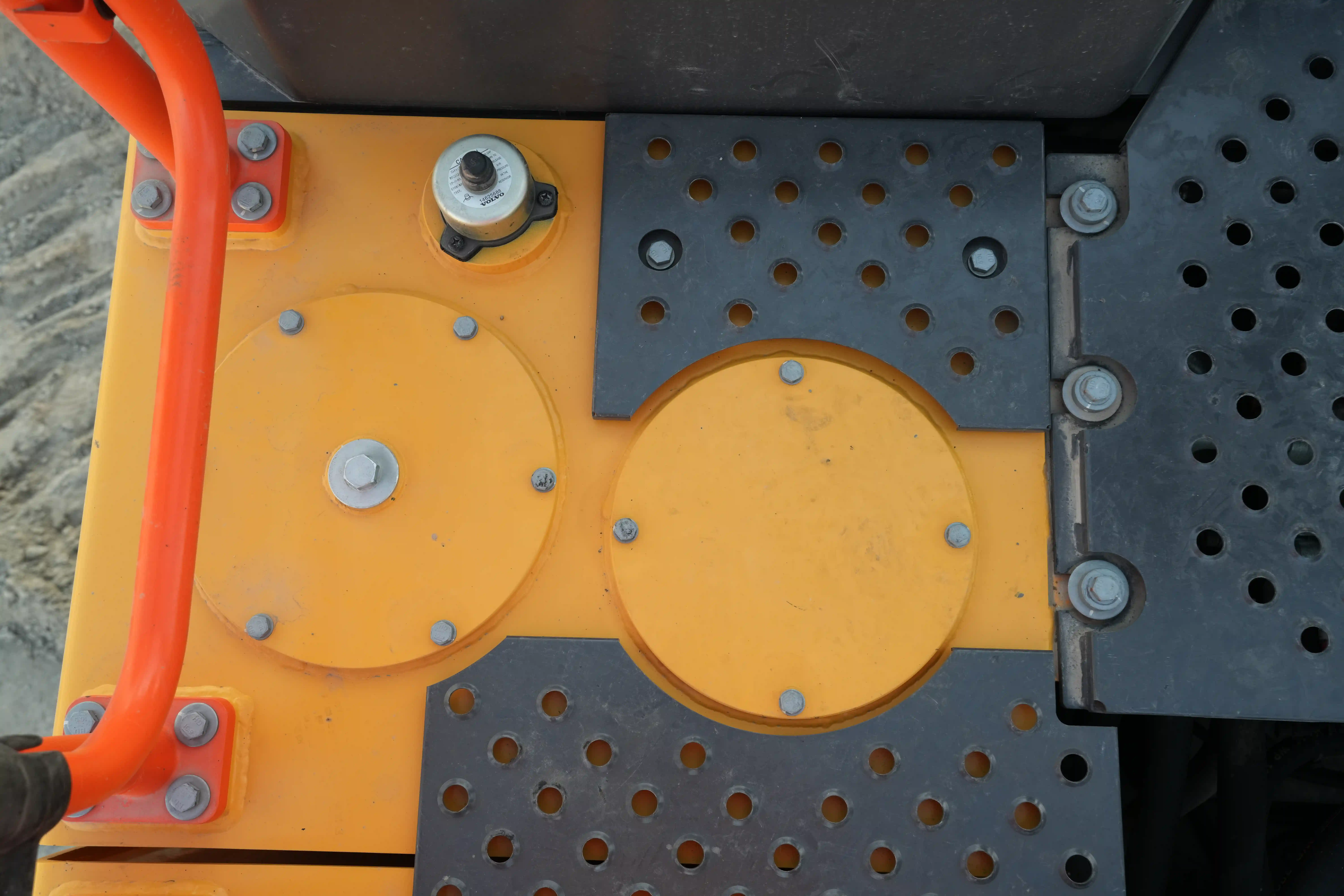 LEX-001-Volvo-EC550EL-large-excavator-inspection-hydraulics-hydraulic-tank-3