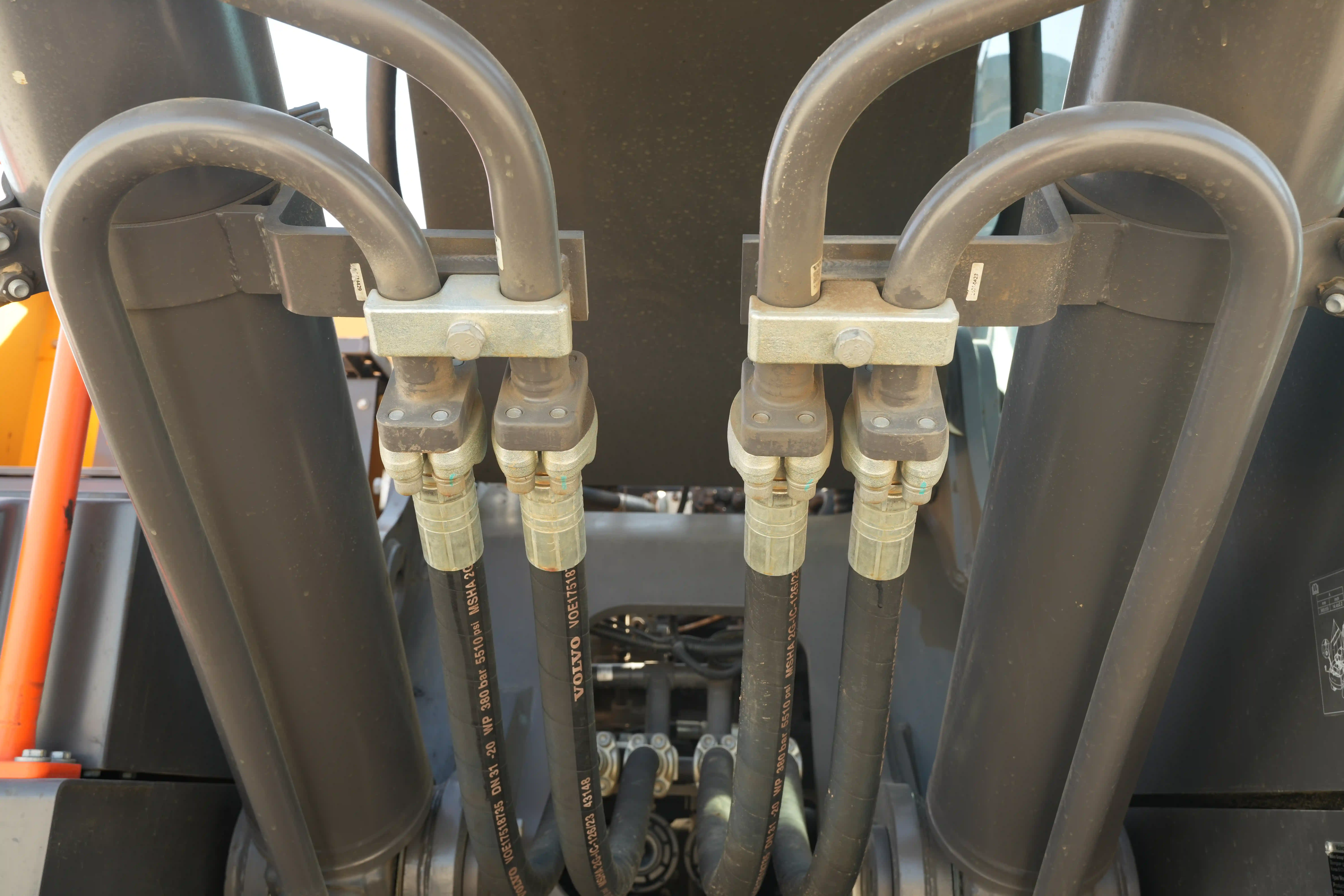 LEX-001-Volvo-EC550EL-large-excavator-inspection-hydraulics-hydraulic-hoses-and-lines-1