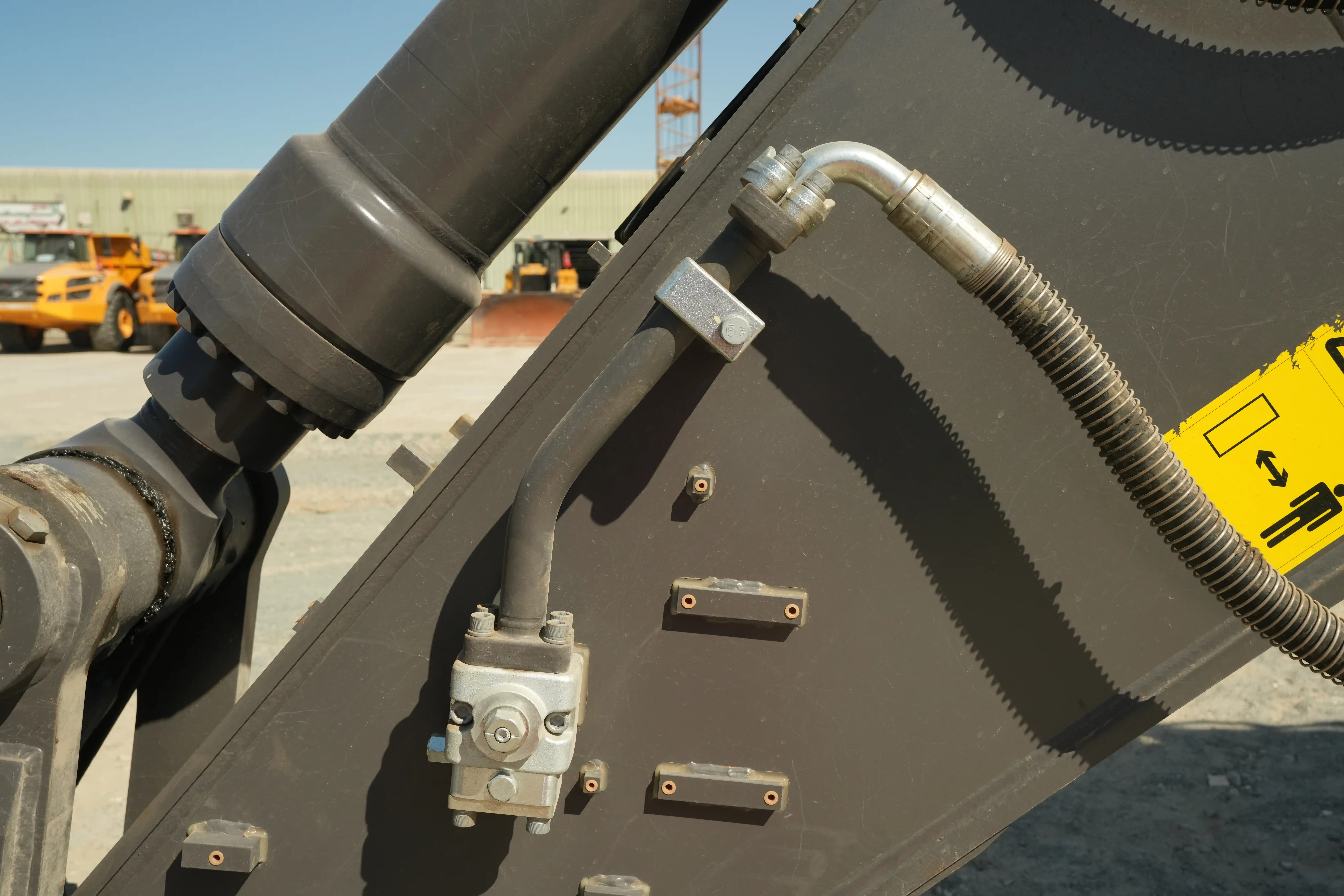 LEX-001-Volvo-EC550EL-large-excavator-inspection-hydraulics-attachment-piping-2
