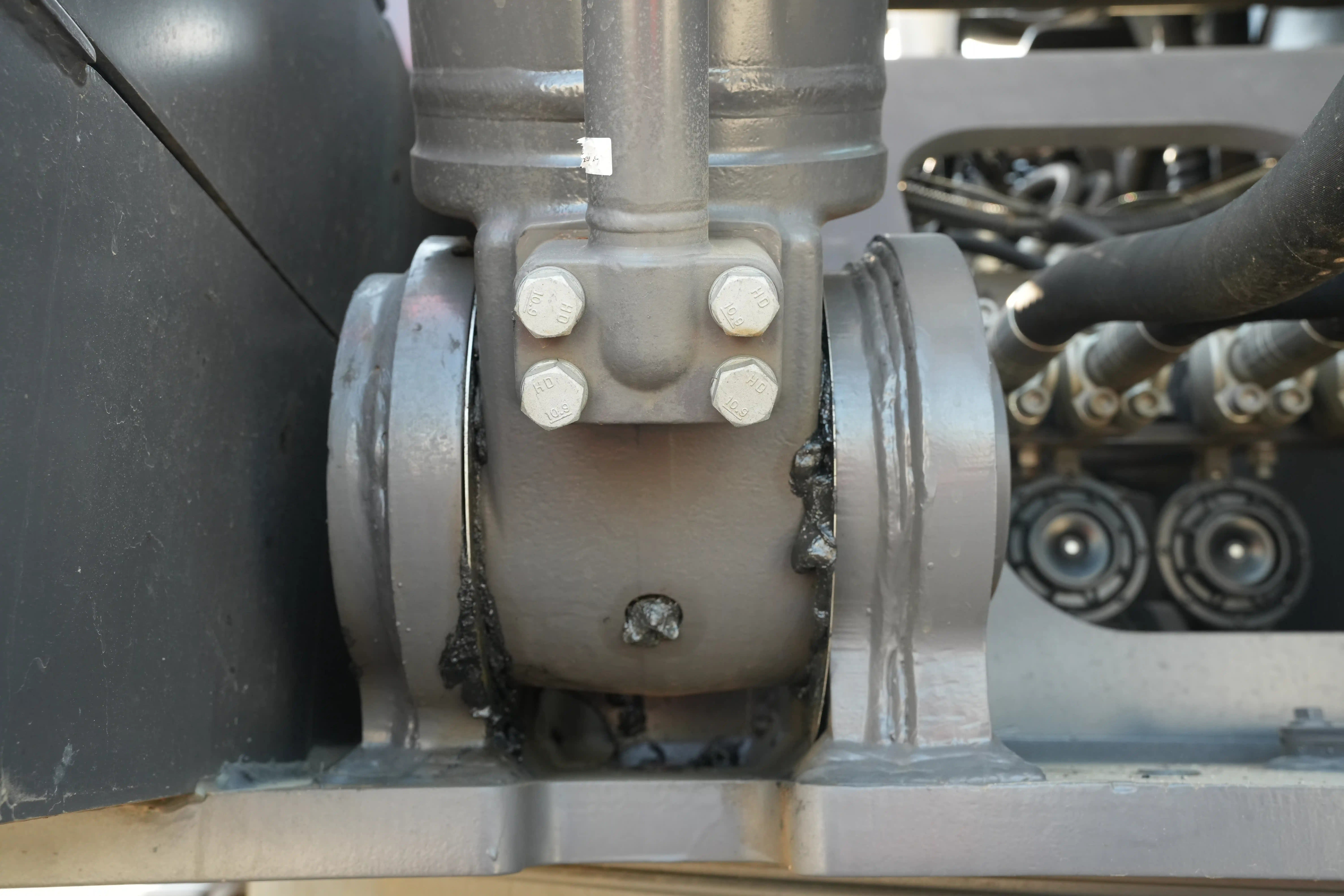LEX-001-Volvo-EC550EL-large-excavator-inspection-hydraulics-boom-lift-cylinder-3