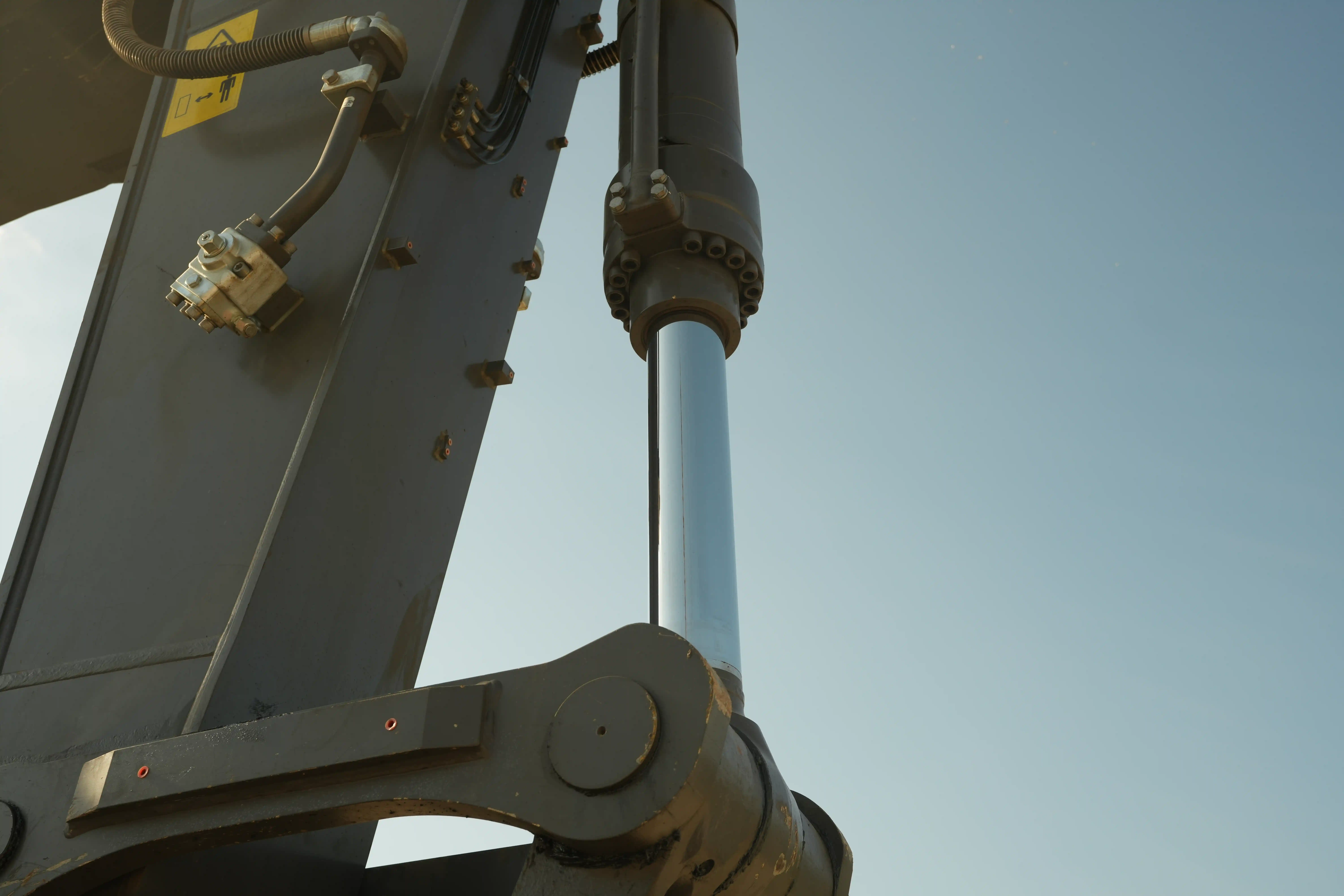 LEX-001-Volvo-EC550EL-large-excavator-inspection-hydraulics-bucket-cylinder-1