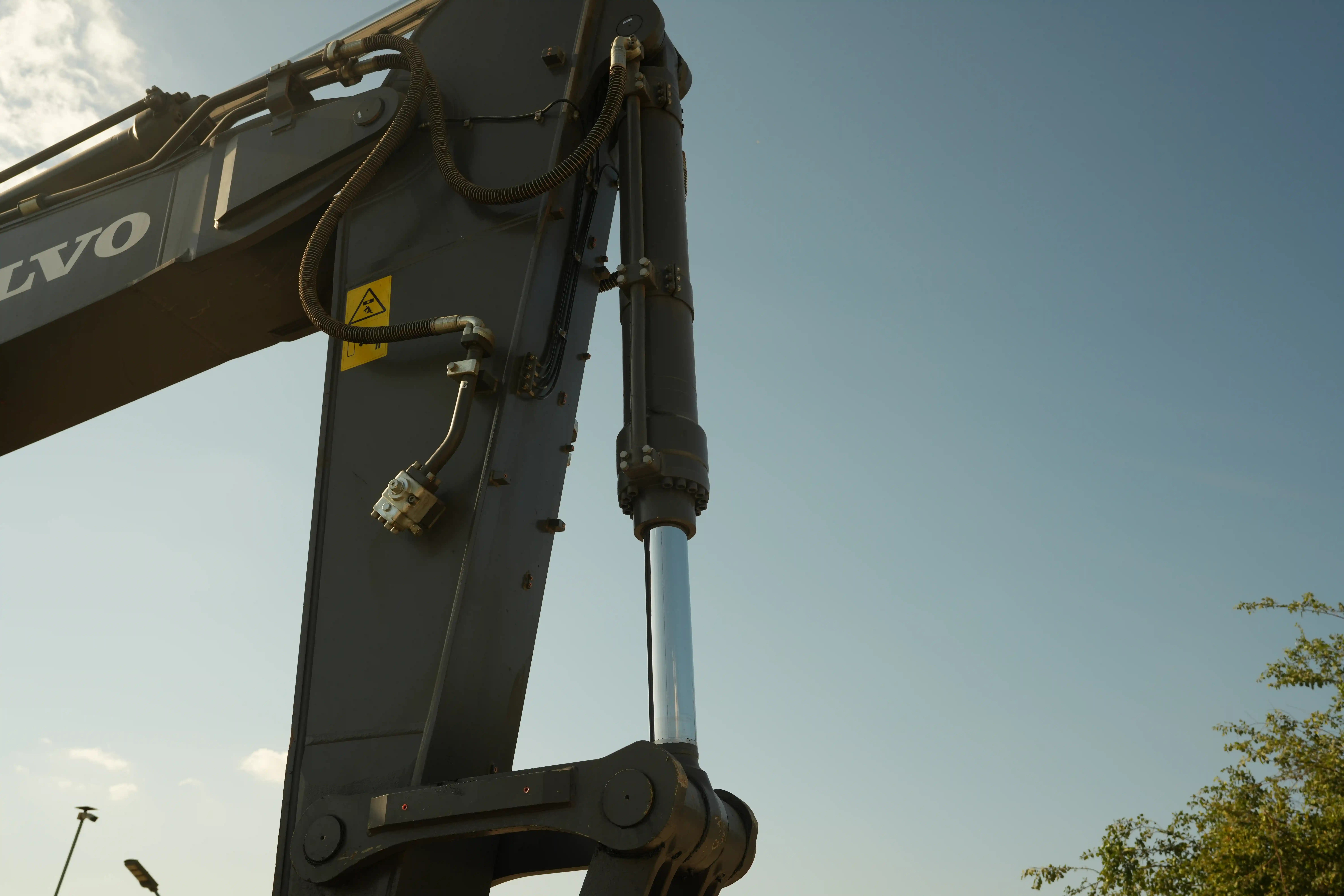 LEX-001-Volvo-EC550EL-large-excavator-inspection-hydraulics-bucket-cylinder-2