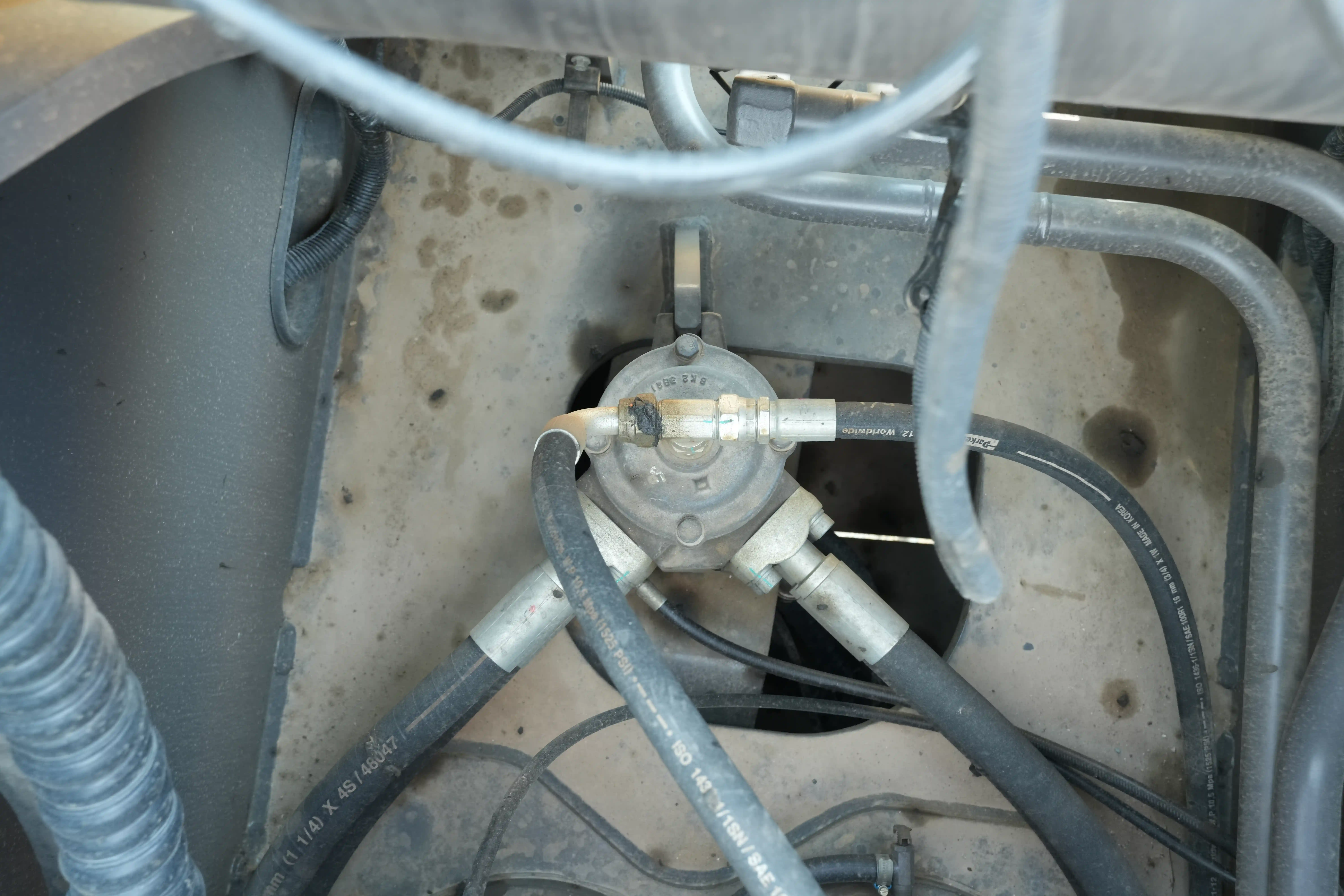 LEX-001-Volvo-EC550EL-large-excavator-inspection-hydraulics-center-swivel-joint
