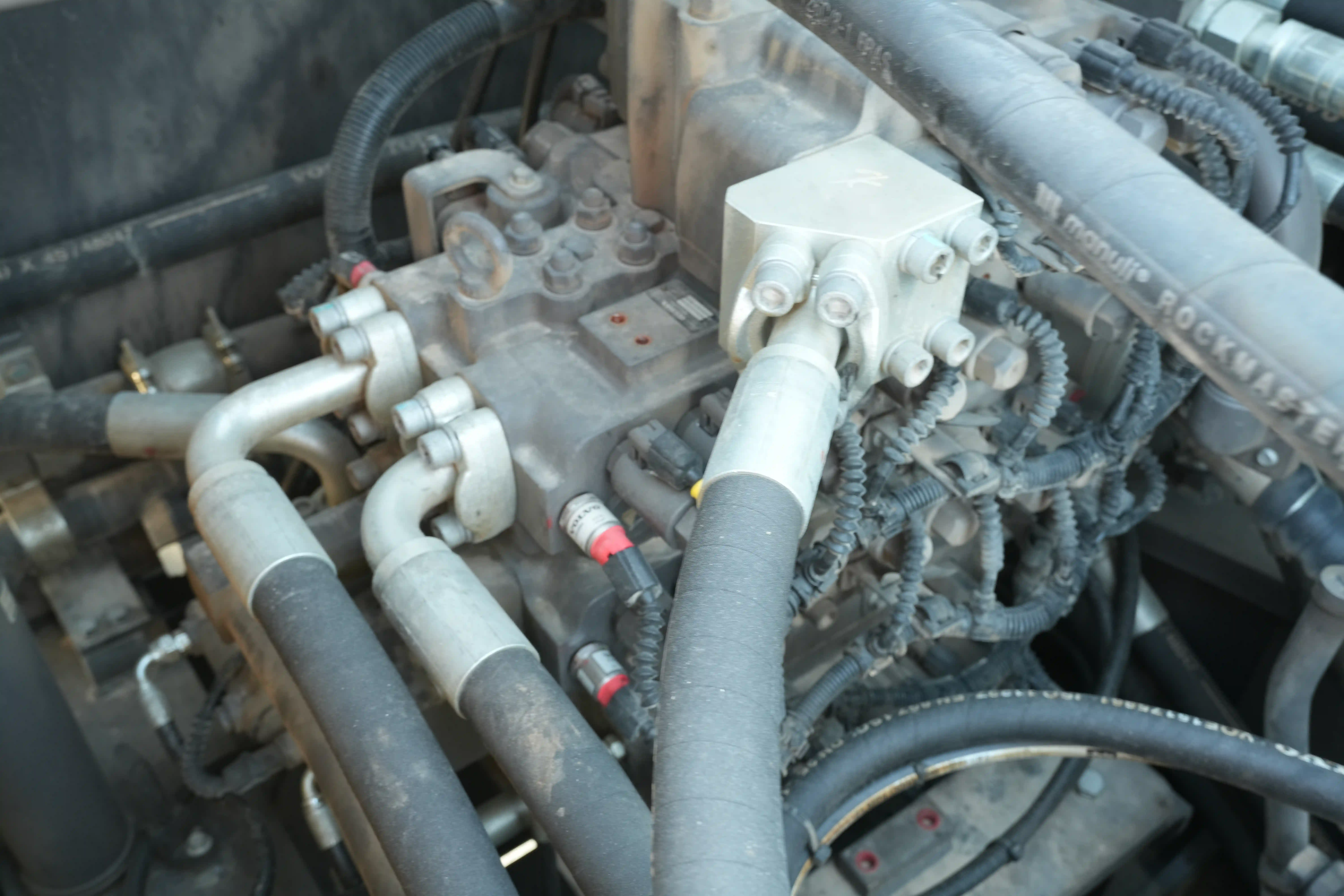 LEX-001-Volvo-EC550EL-large-excavator-inspection-hydraulics-main-control-valve-MCV-1