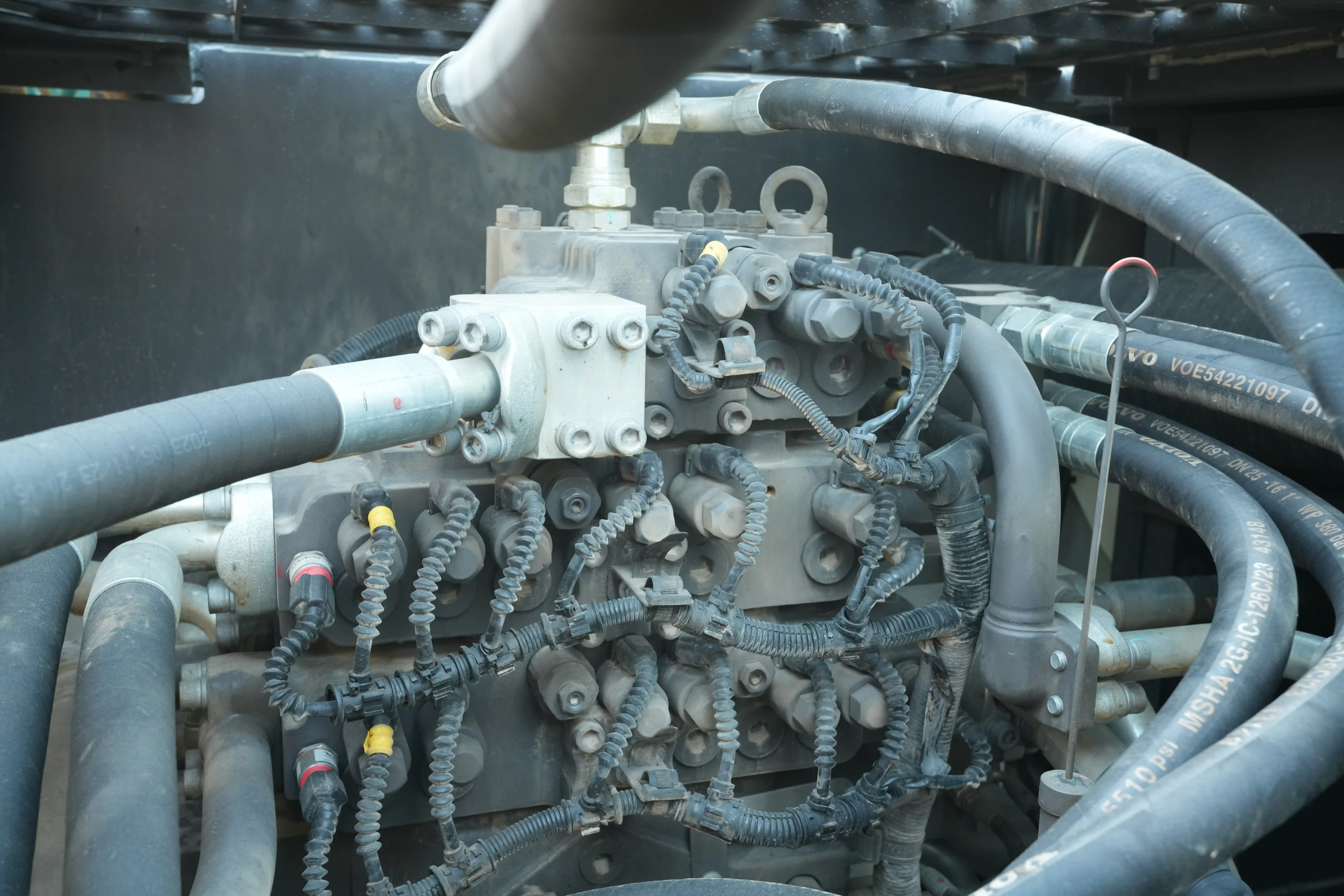 LEX-001-Volvo-EC550EL-large-excavator-inspection-hydraulics-main-control-valve-MCV-2