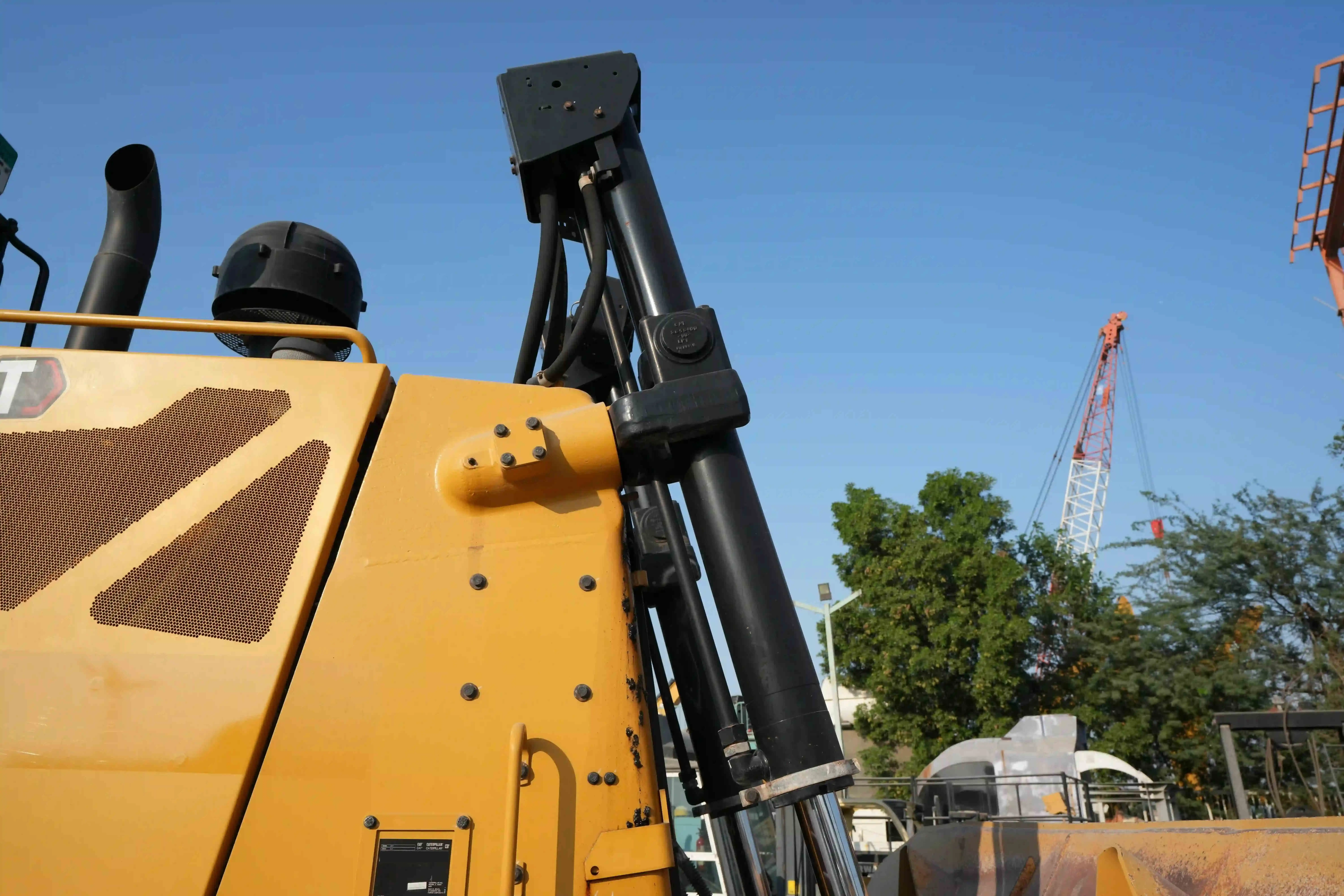 CDB-003-Cat-D8T-crawler-dozer-inspection-hydraulics-blade-lift-cylinders-4