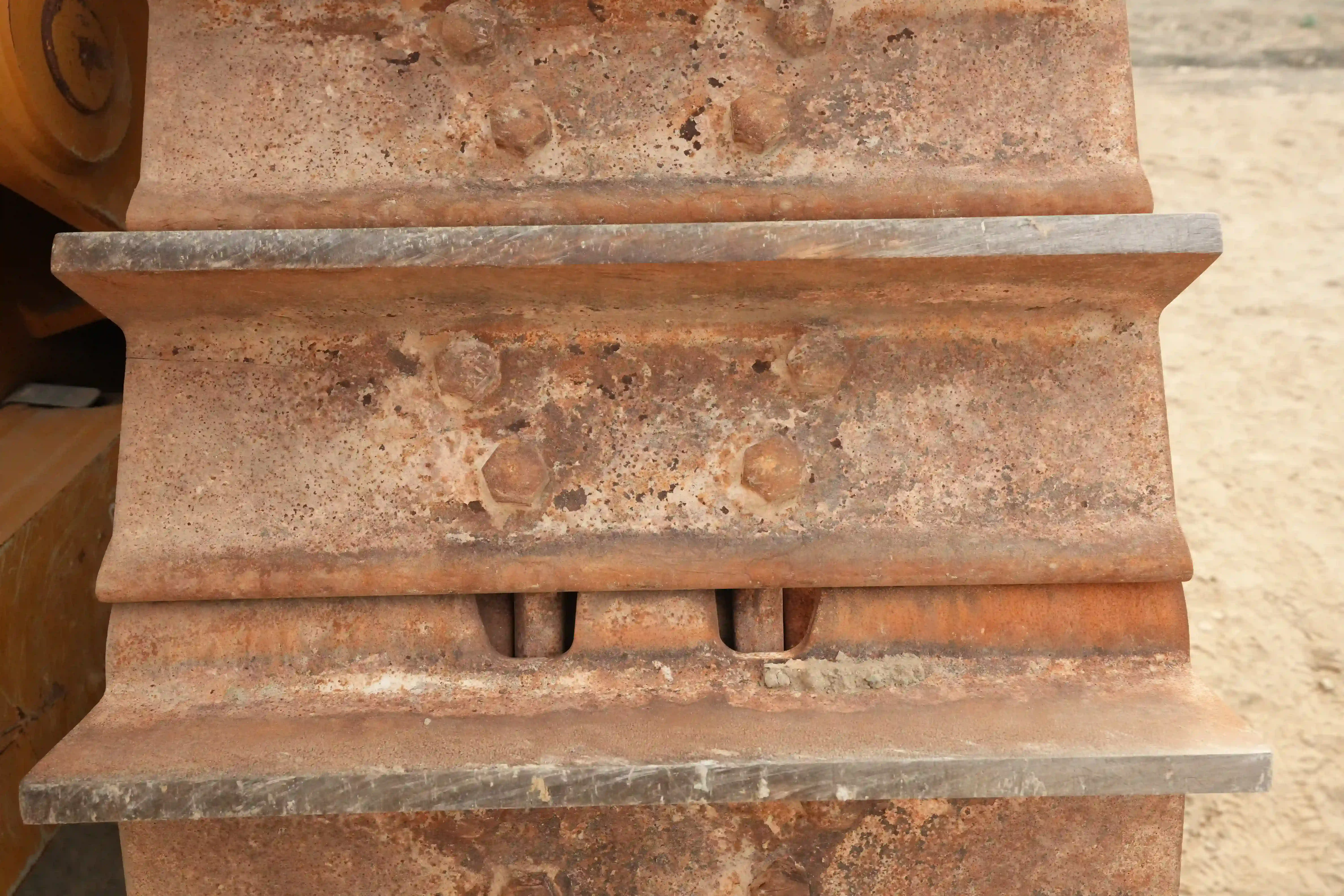 CDB-001-Cat-D8T-crawler-dozer-inspection-undercarriage-rigrgyht-track-shoes-2