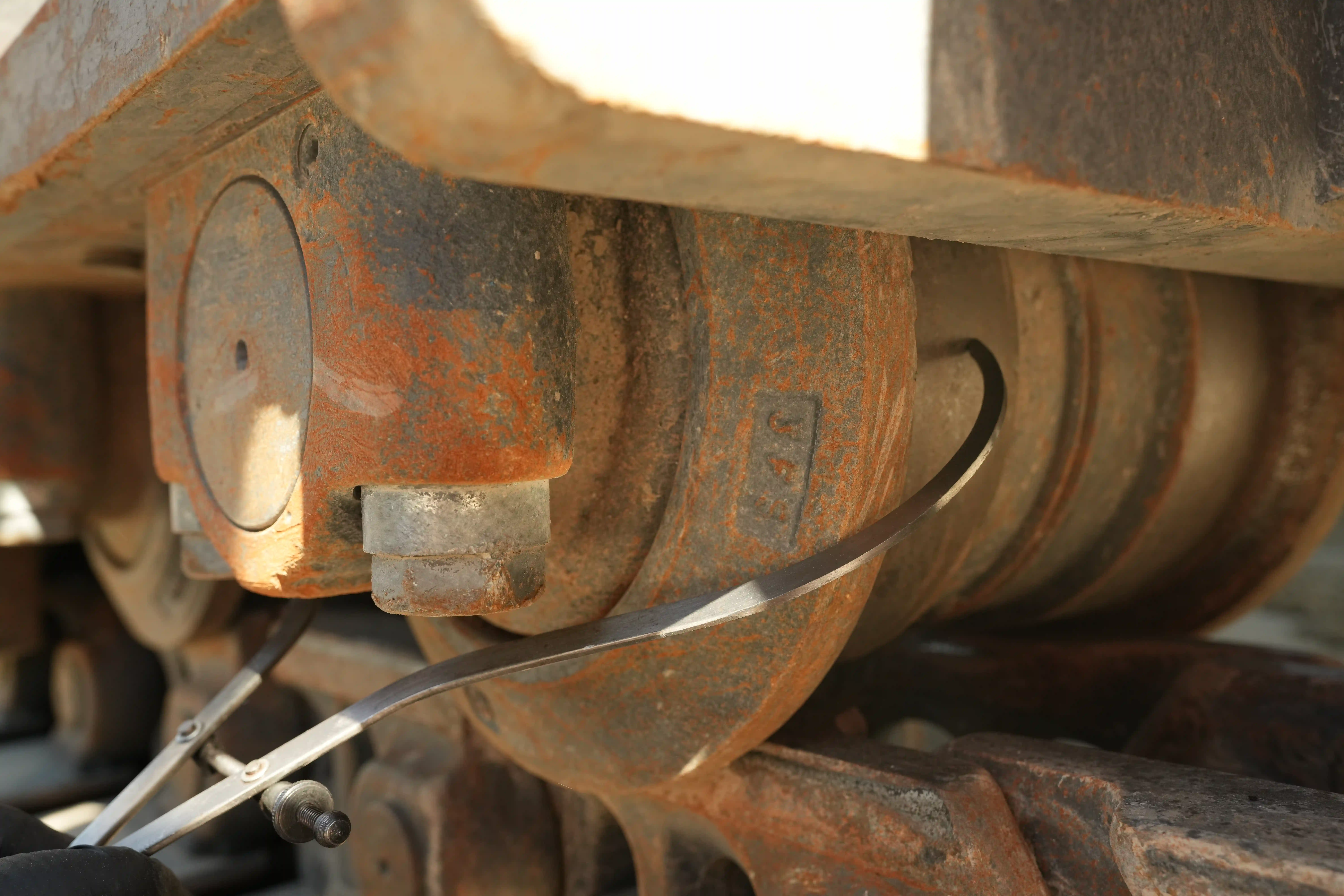 LEX-001-Volvo-EC550EL-large-excavator-inspection-undercarriage-left-track-rollers-3
