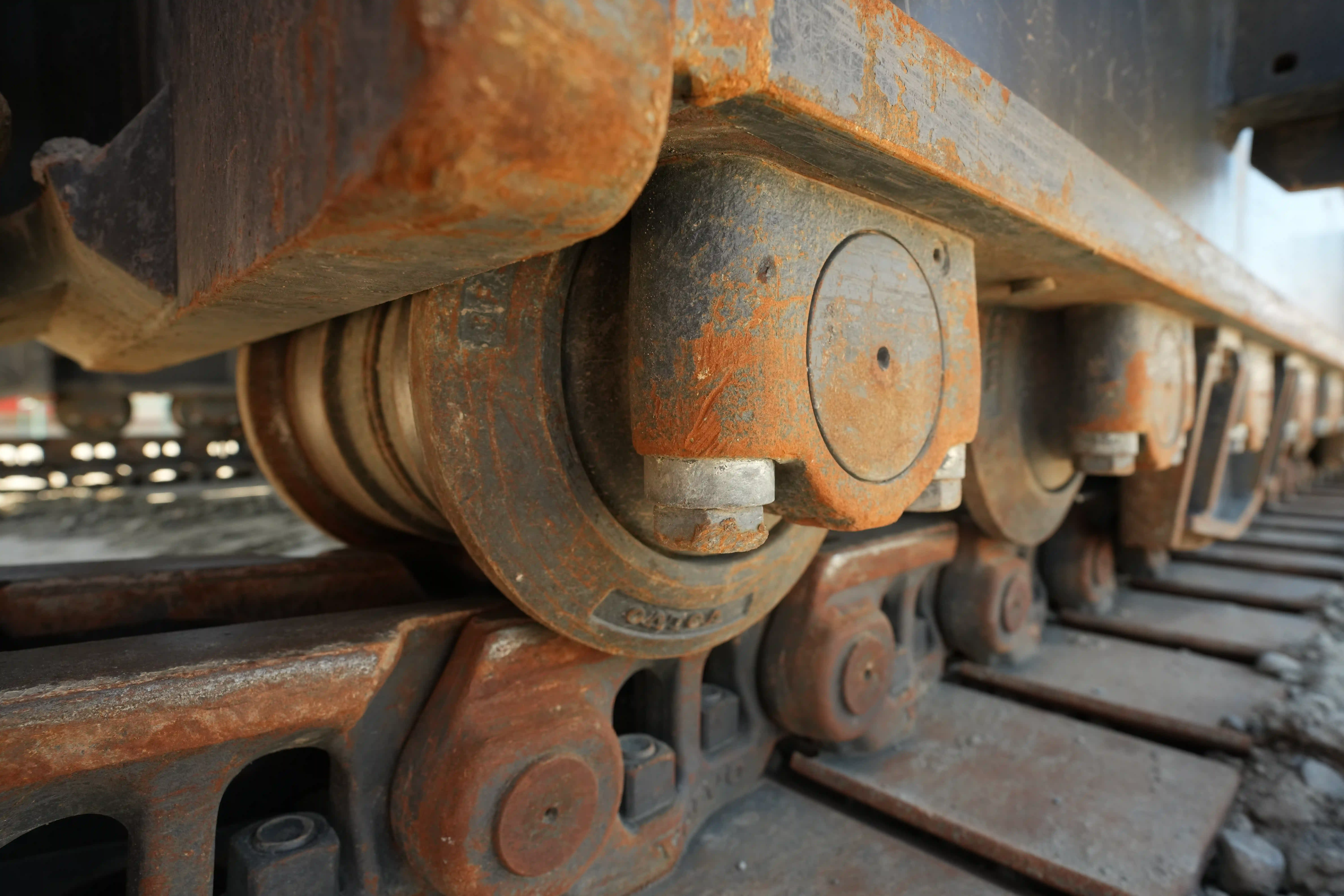 LEX-001-Volvo-EC550EL-large-excavator-inspection-undercarriage-right-track-rollers-1