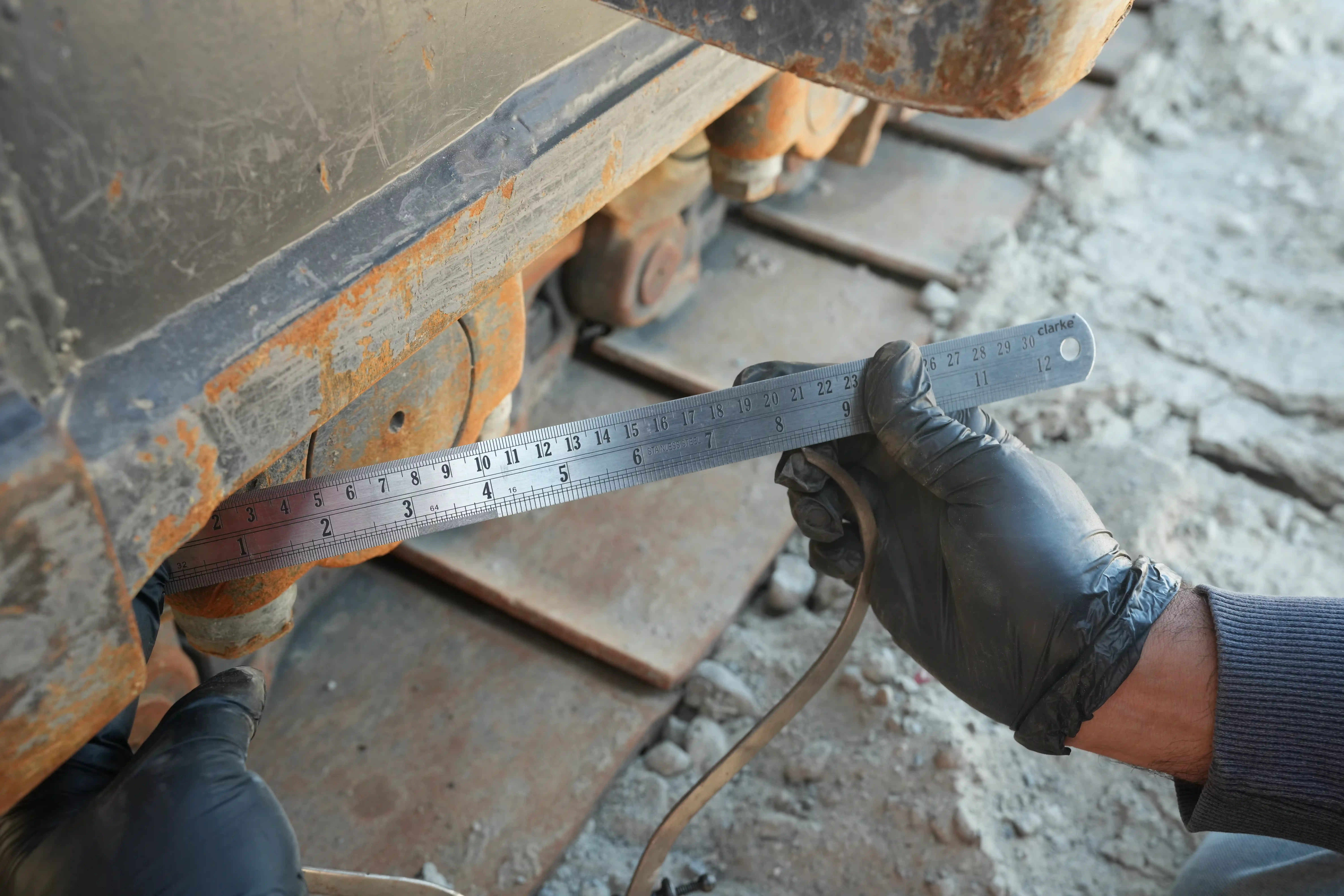 LEX-001-Volvo-EC550EL-large-excavator-inspection-undercarriage-right-track-rollers-2